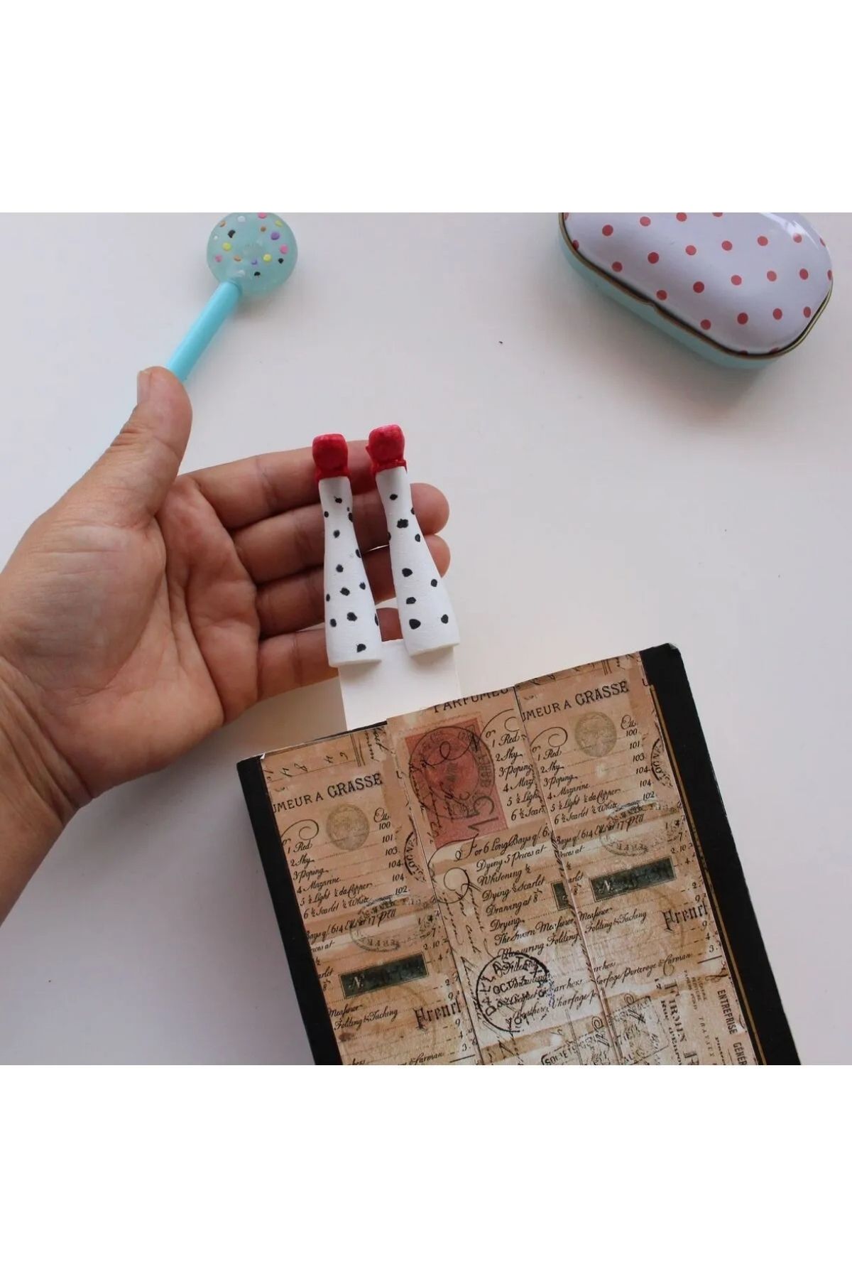 TRENDİN YOLU-White Trend Bookmark - Red Shoes 2