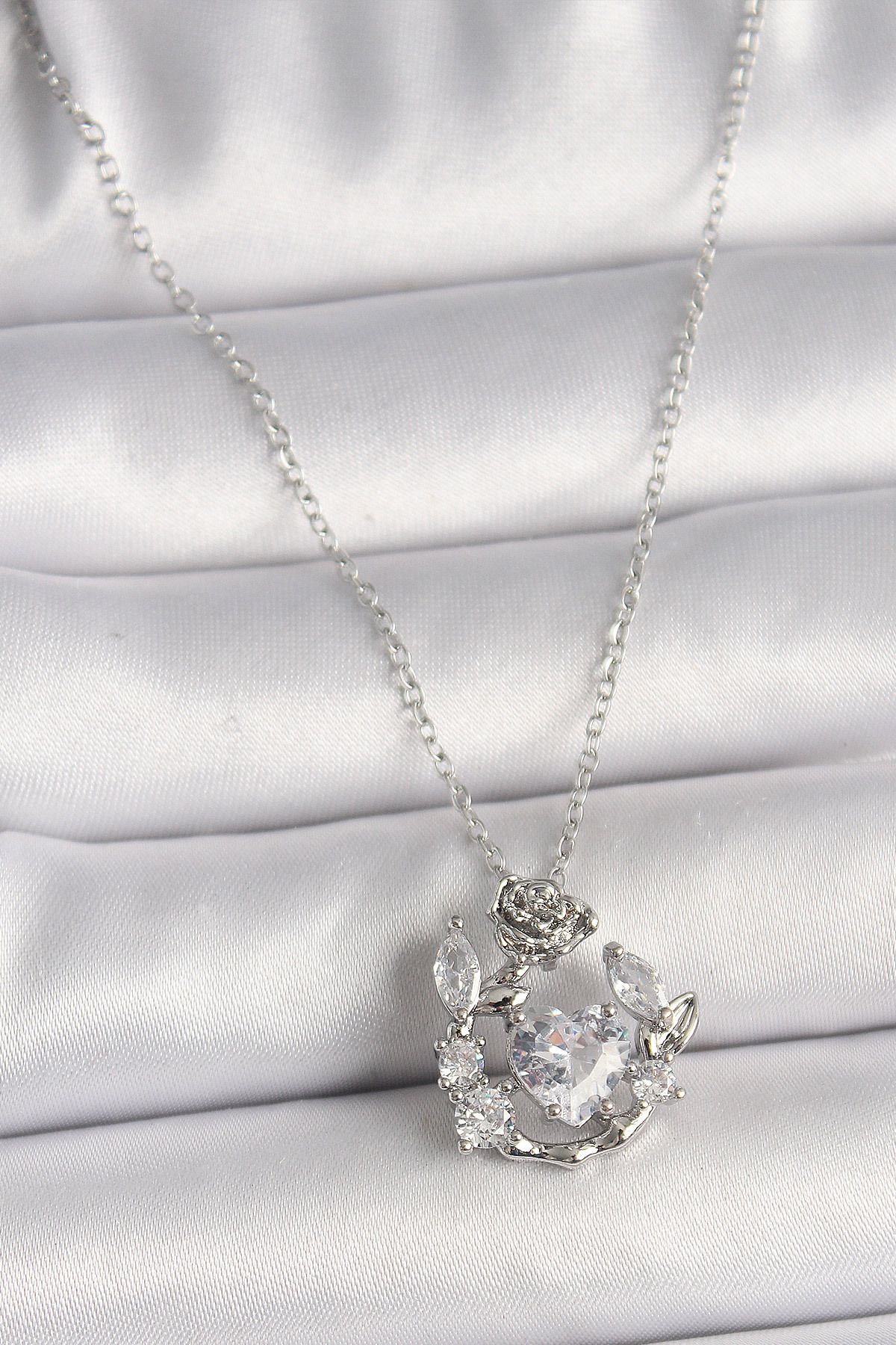 MMB Boutique 316L Çelik Gümüş Renk Zincir Zirkon Taşlı Kalp Figür Gül Detay Kadın Kolye