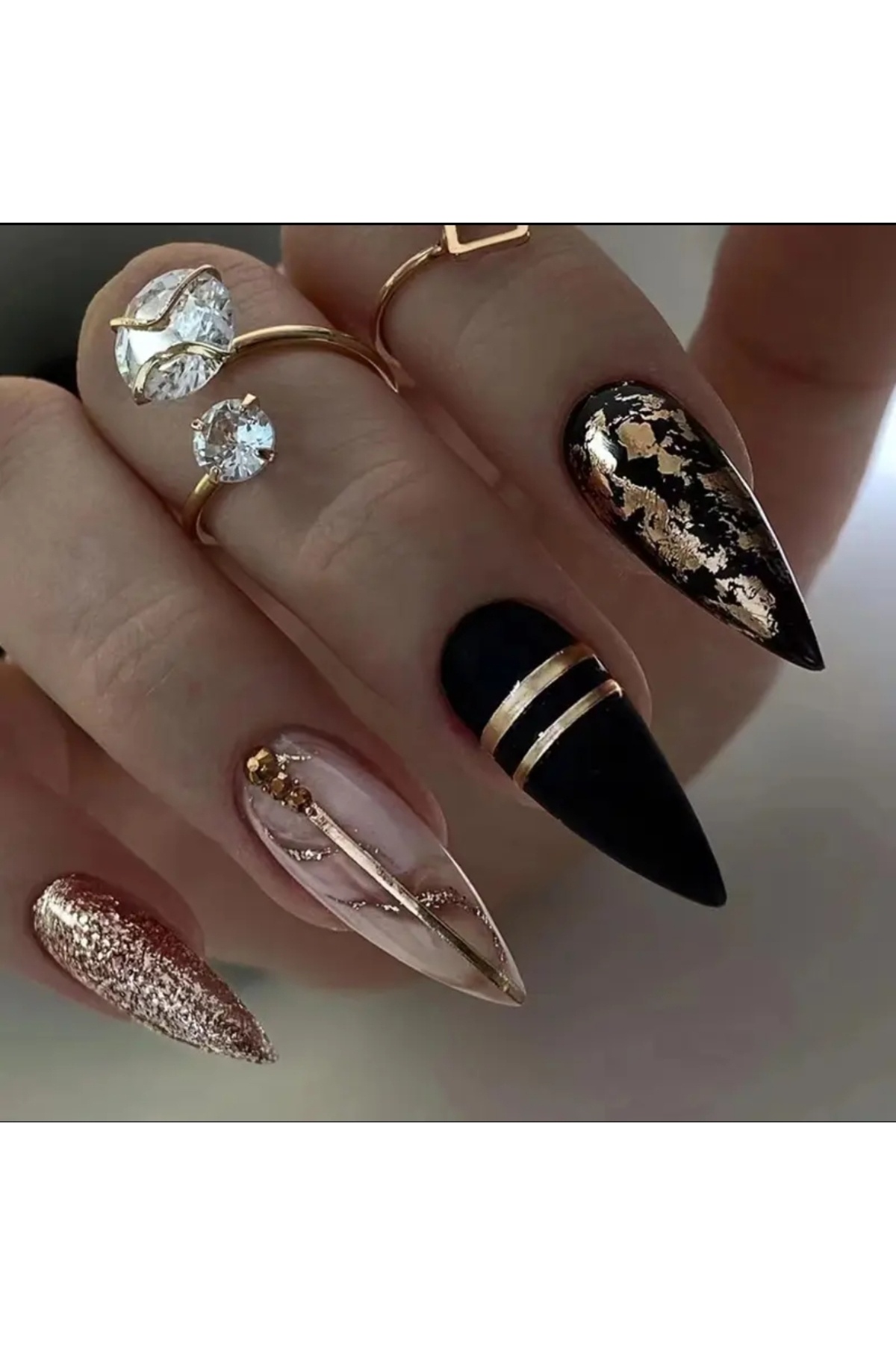 PİRAYE AKSESUAR By Maya Beauty & Nail 24'lü Siyah Somon Altın Sarısı Çizgili Orta Badem Model Takma Tırnak