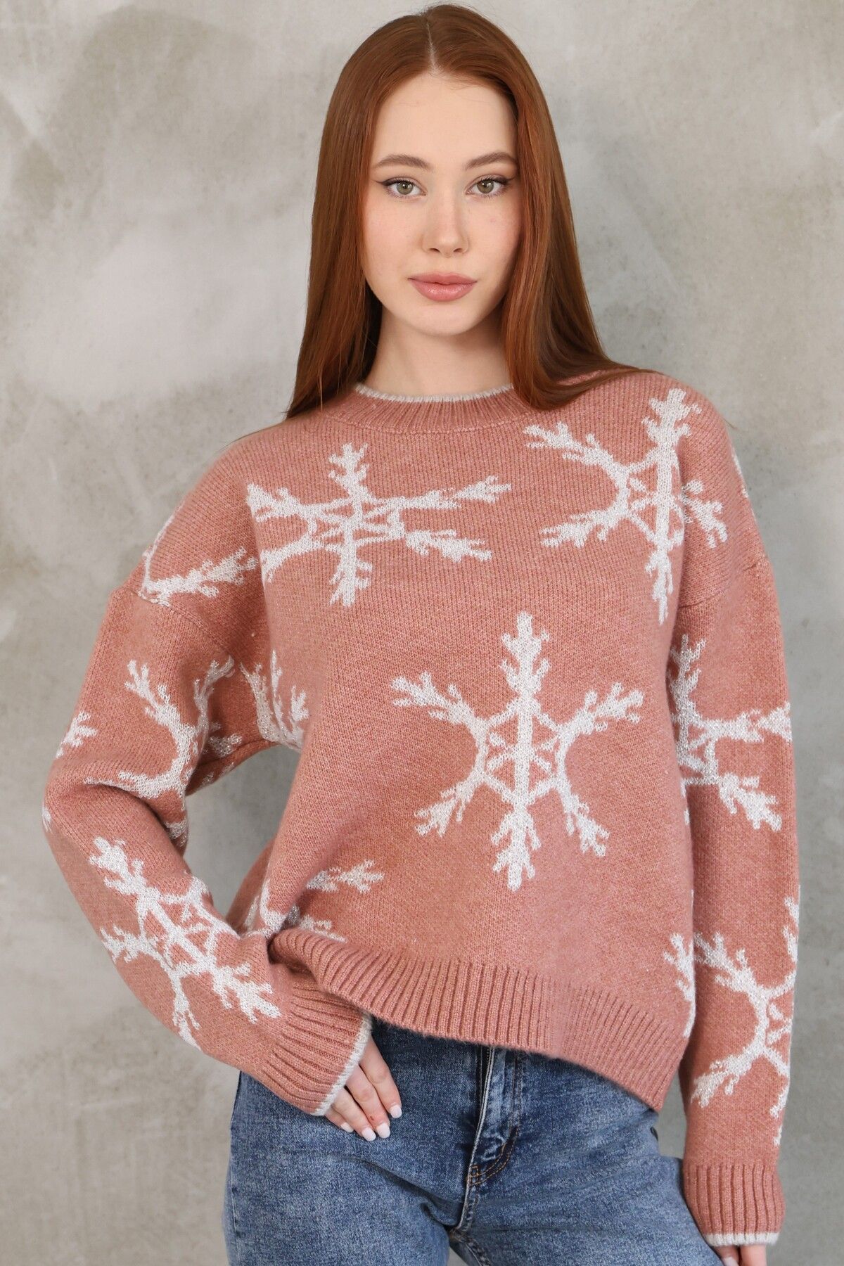 VEGENZE-Women's Dusty Rose Snow Pattern Silvery Crew Neck Knitwear Sweater 1