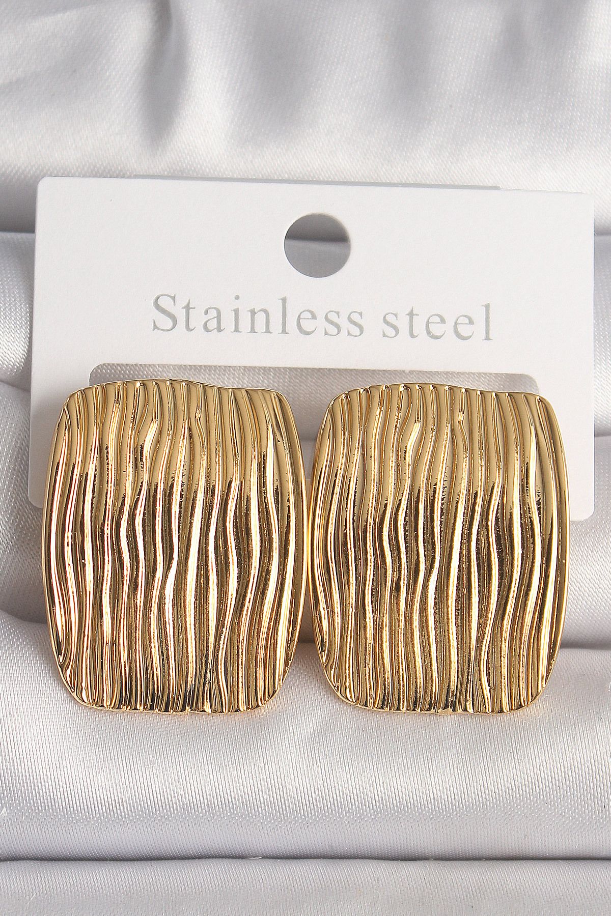 New Things Pirinç Gold Renk İşlemeli Kare Plaka Model Kadın Küpe