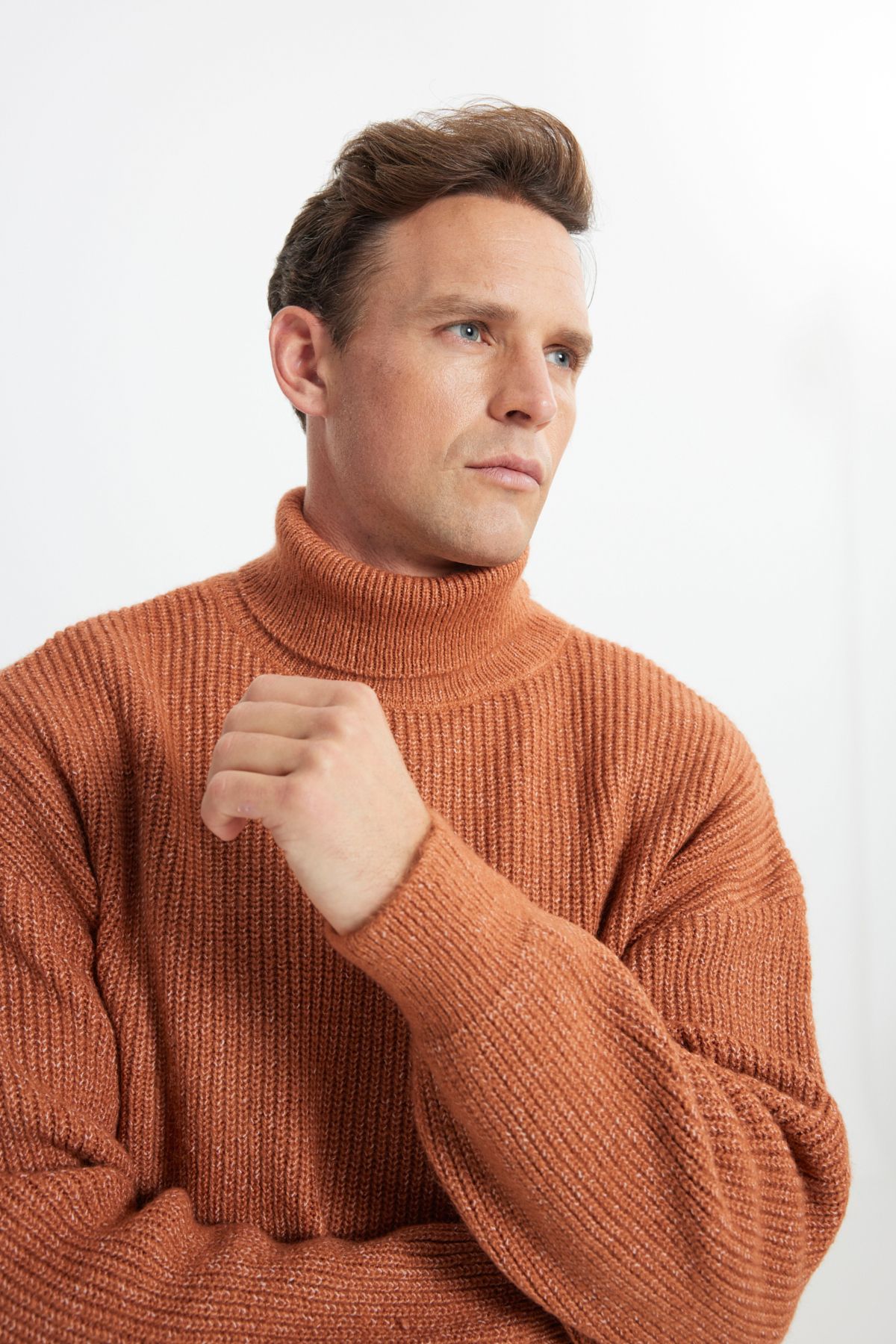 AC&Co / Altınyıldız Classics-Herren-Pullover mit lockerem Schnitt, Rollkragenpullover, gemustertem Schal und weichem, strukturiertem Zimt-Strickpullover für Herren 4