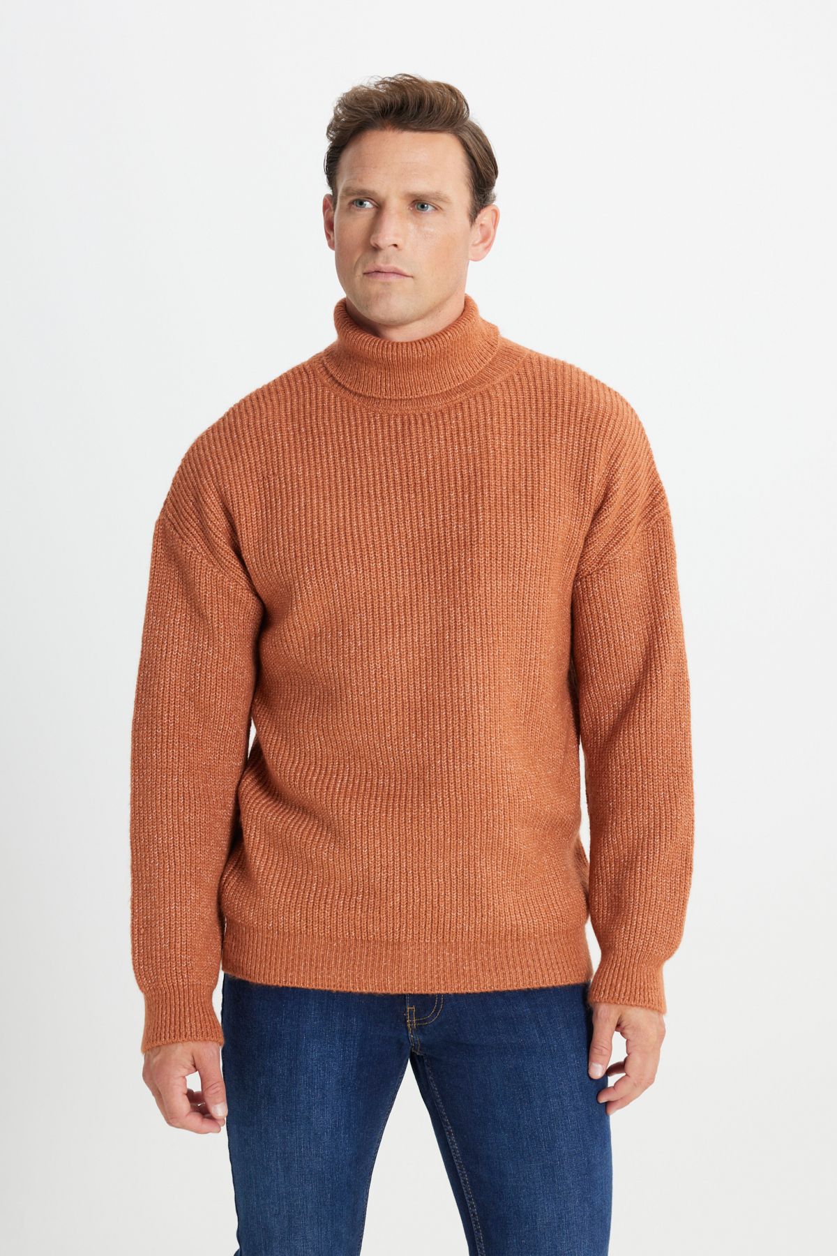 AC&Co / Altınyıldız Classics-Herren-Pullover mit lockerem Schnitt, Rollkragenpullover, gemustertem Schal und weichem, strukturiertem Zimt-Strickpullover für Herren 6