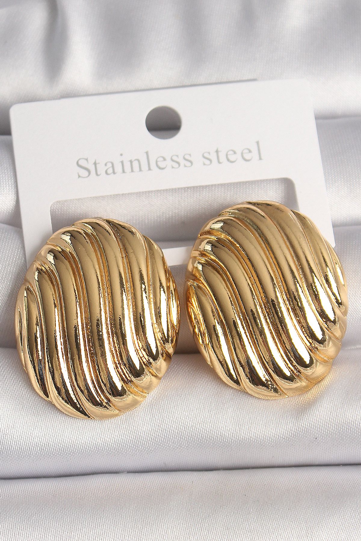 New Things Pirinç Gold Renk İşlemeli Oval Model Kadın Küpe