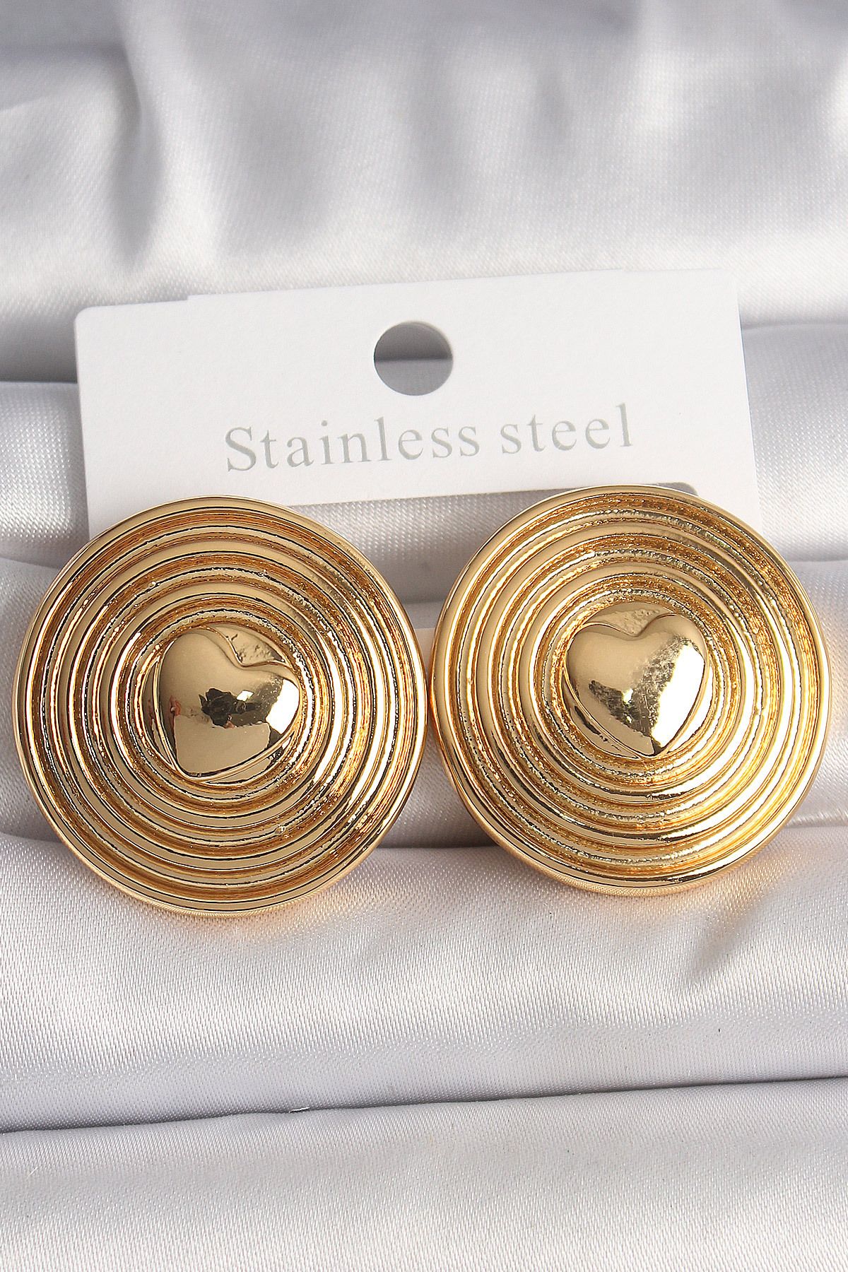 New Things Pirinç Gold Renk Kalp İşlemeli Daire Plaka Model Kadın Küpe
