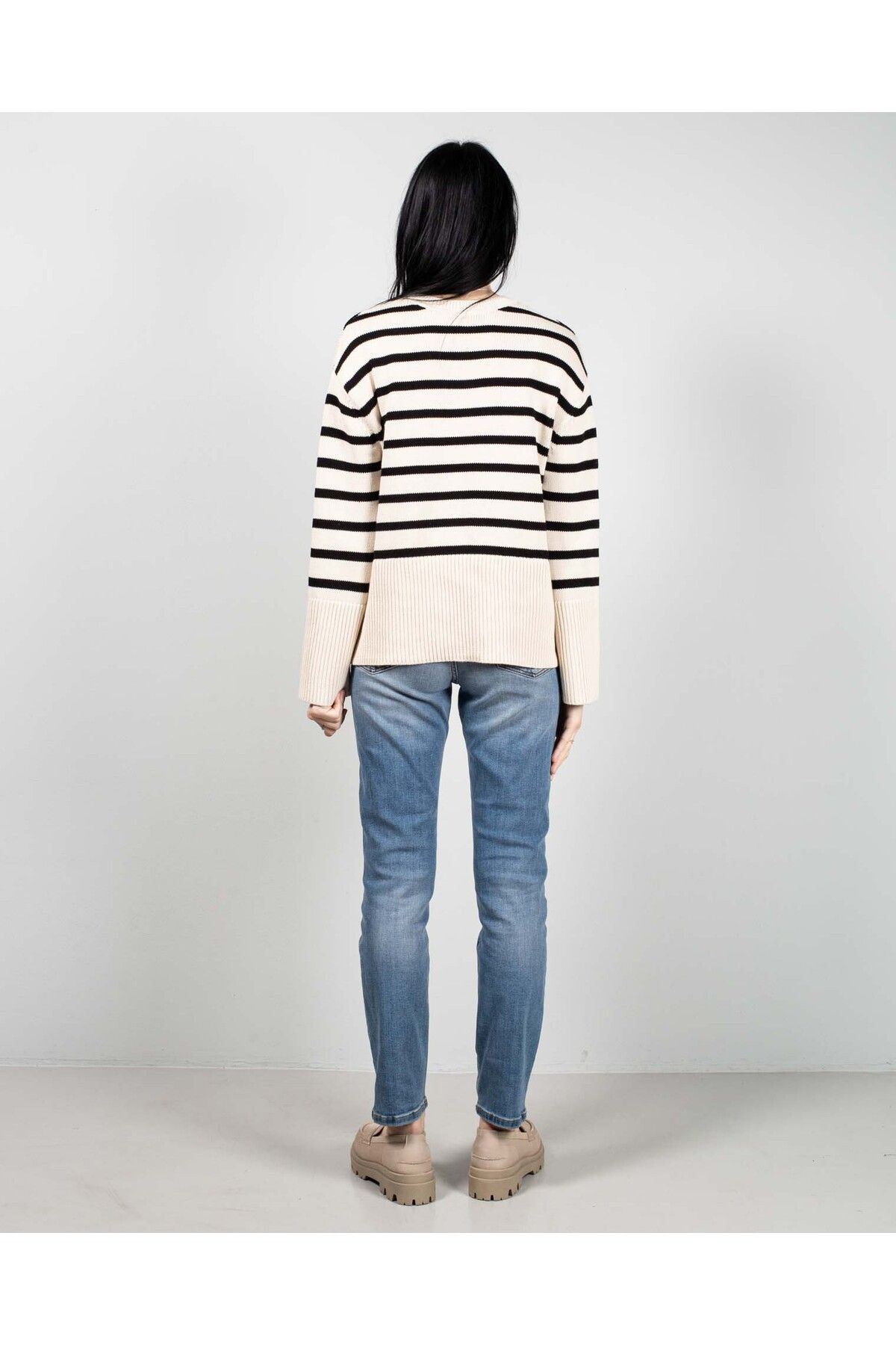 Miniprix-Knitted cotton sweater with side slits 25MKF02055 4