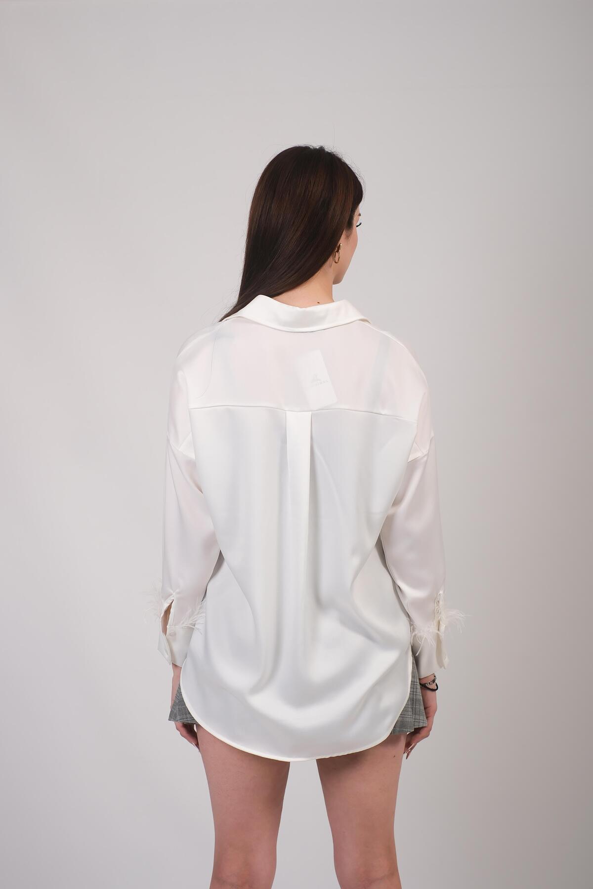 Oversize Model Kolu Tüy Detay Beyaz Saten Gömlek