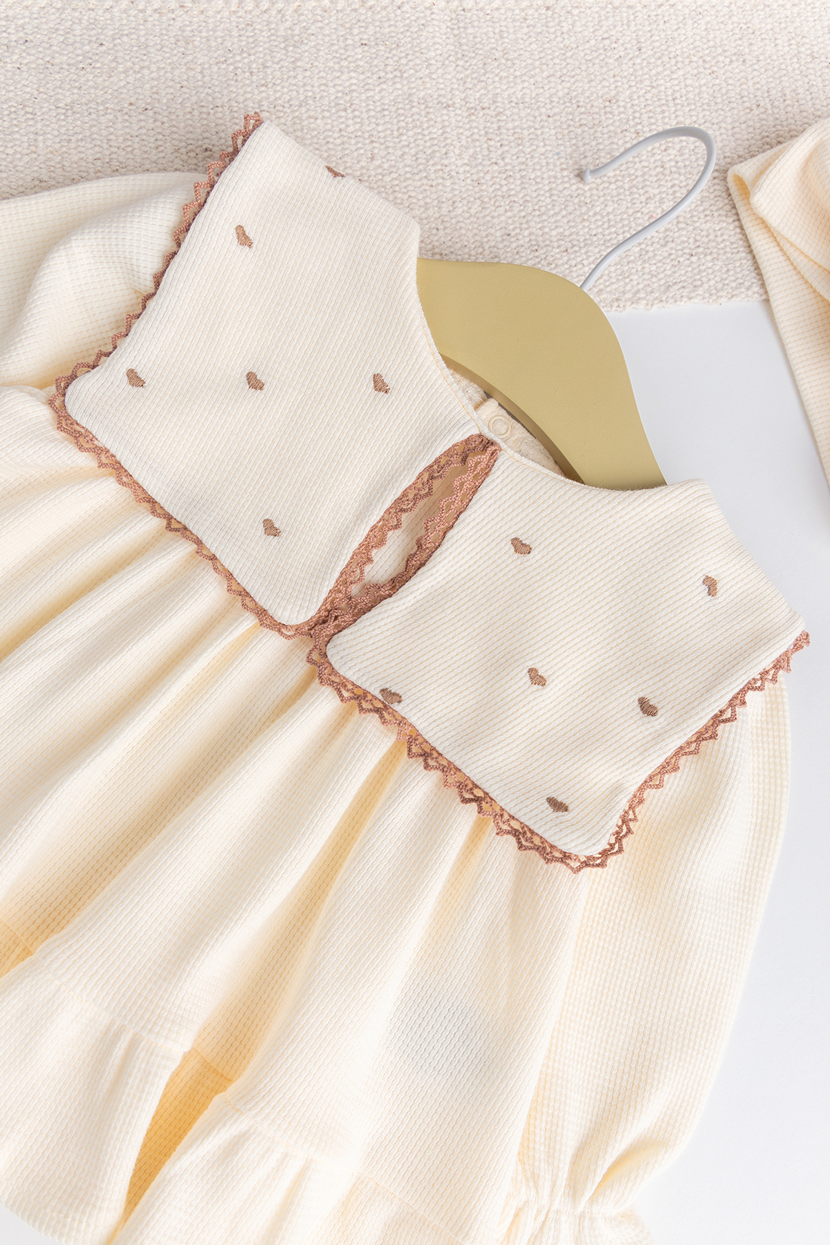 Babymod Kare Mendil Yakalı %100 Pamuk Kalp Nakışlı Bandanalı Kız Bebek Elbise Dogumğünü Özelğün Takım fotoğrafı 6 (önizleme)