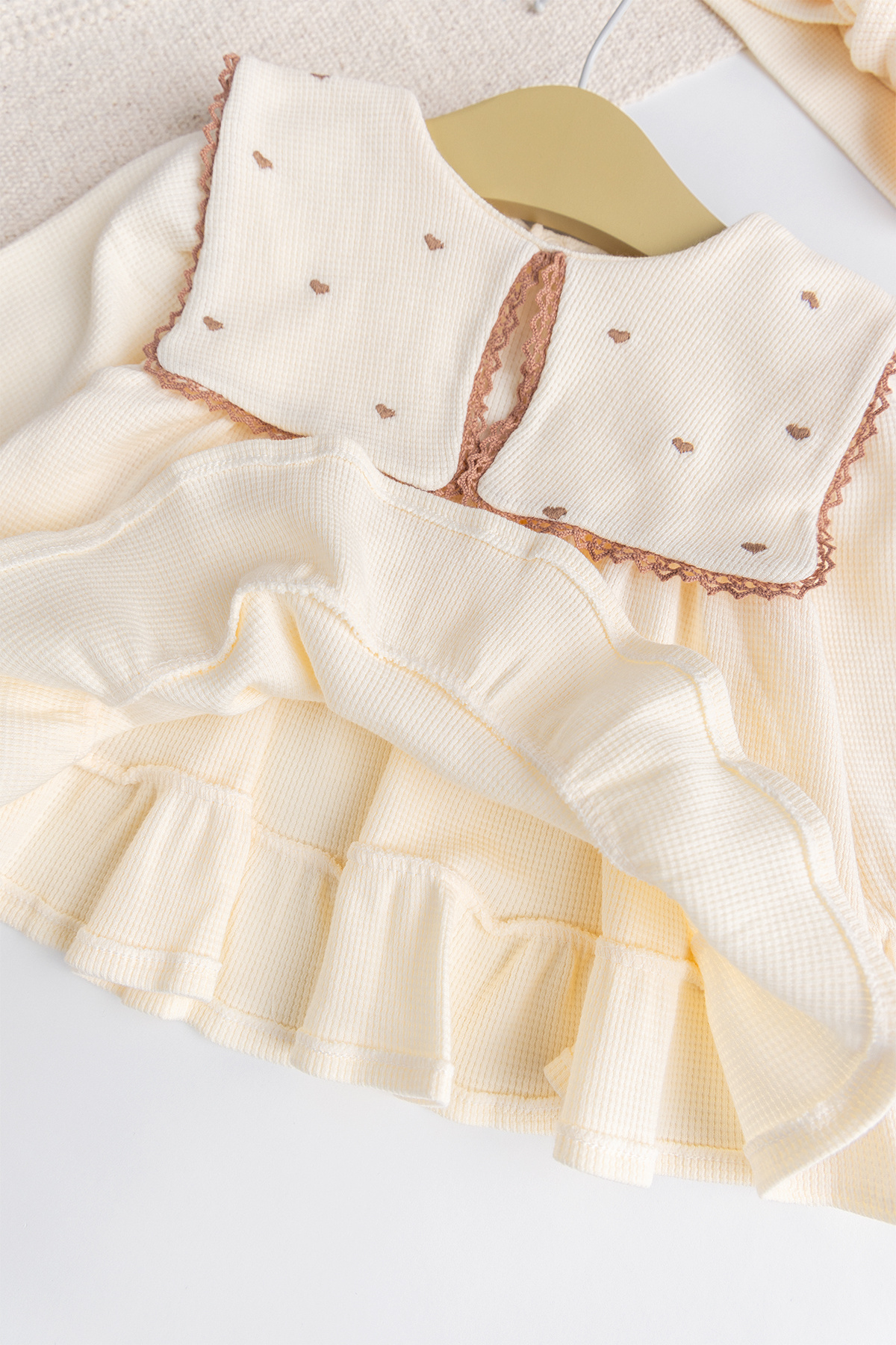 Babymod Kare Mendil Yakalı %100 Pamuk Kalp Nakışlı Bandanalı Kız Bebek Elbise Dogumğünü Özelğün Takım fotoğrafı 2 (önizleme)