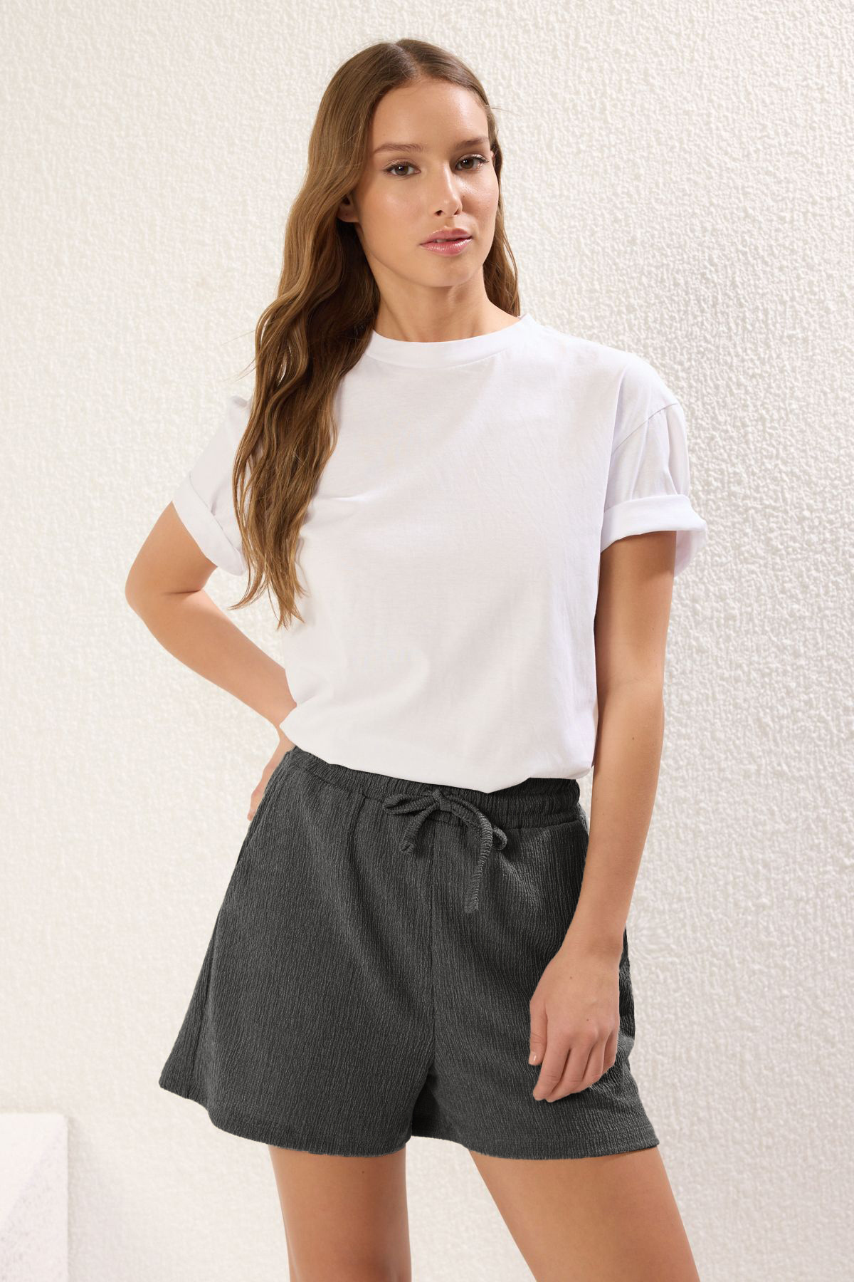 Trendyolmilla  Antrasit Dokulu Bürümcük Yüksek Bel Esnek Kısa Örme Şort & Bermuda TWOSS25SR00031 - Görsel 4