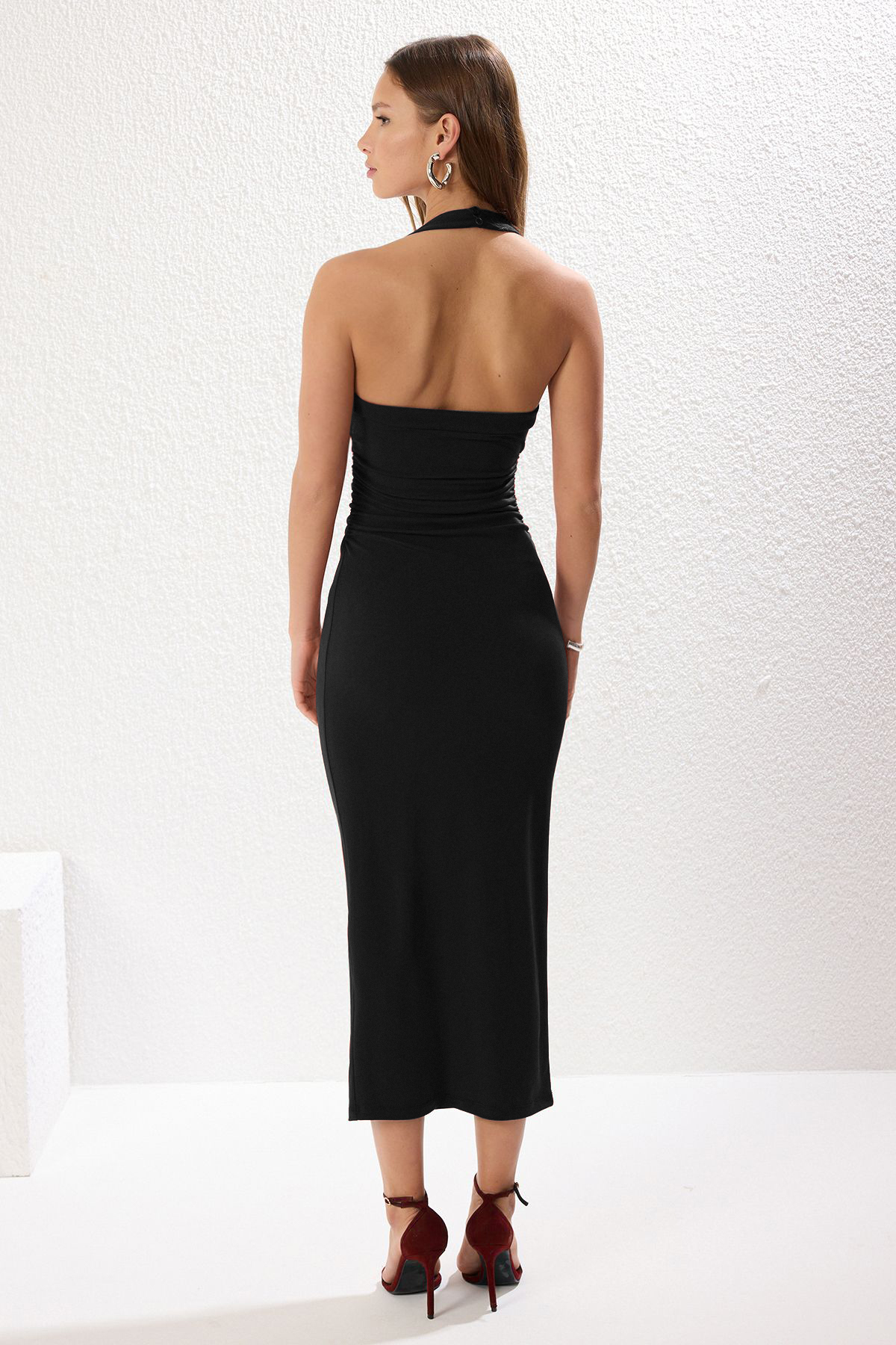 Trendyolmilla  Siyah Boyundan Geçmeli Büzgülü V Yaka Bodycone/Vücuda Oturan Esnek Maxi Örme Elbise TWOSS25EL00234 - Görsel 5