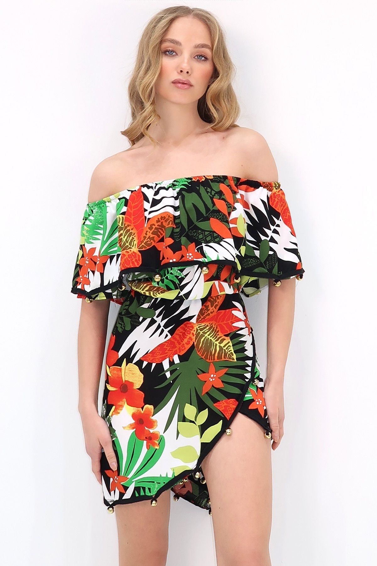 Kadın Yeşil Çiçekli Madonna Yaka Boncuk İşlemeli Asimetrik Kesim Midi Boy Yazlık Elbise ALC-X13644