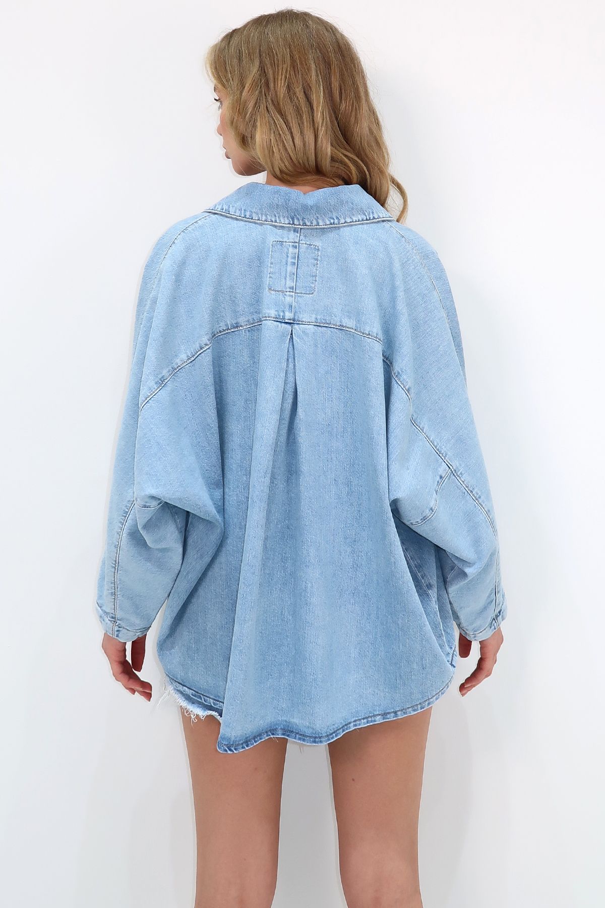 Trend Alaçatı Stili-Jasnoniebieska oversize'owa kurtka jeansowa - rękaw typu nietoperz, zapięcie na zatrzaski, sezonowa Alc-X13656 7