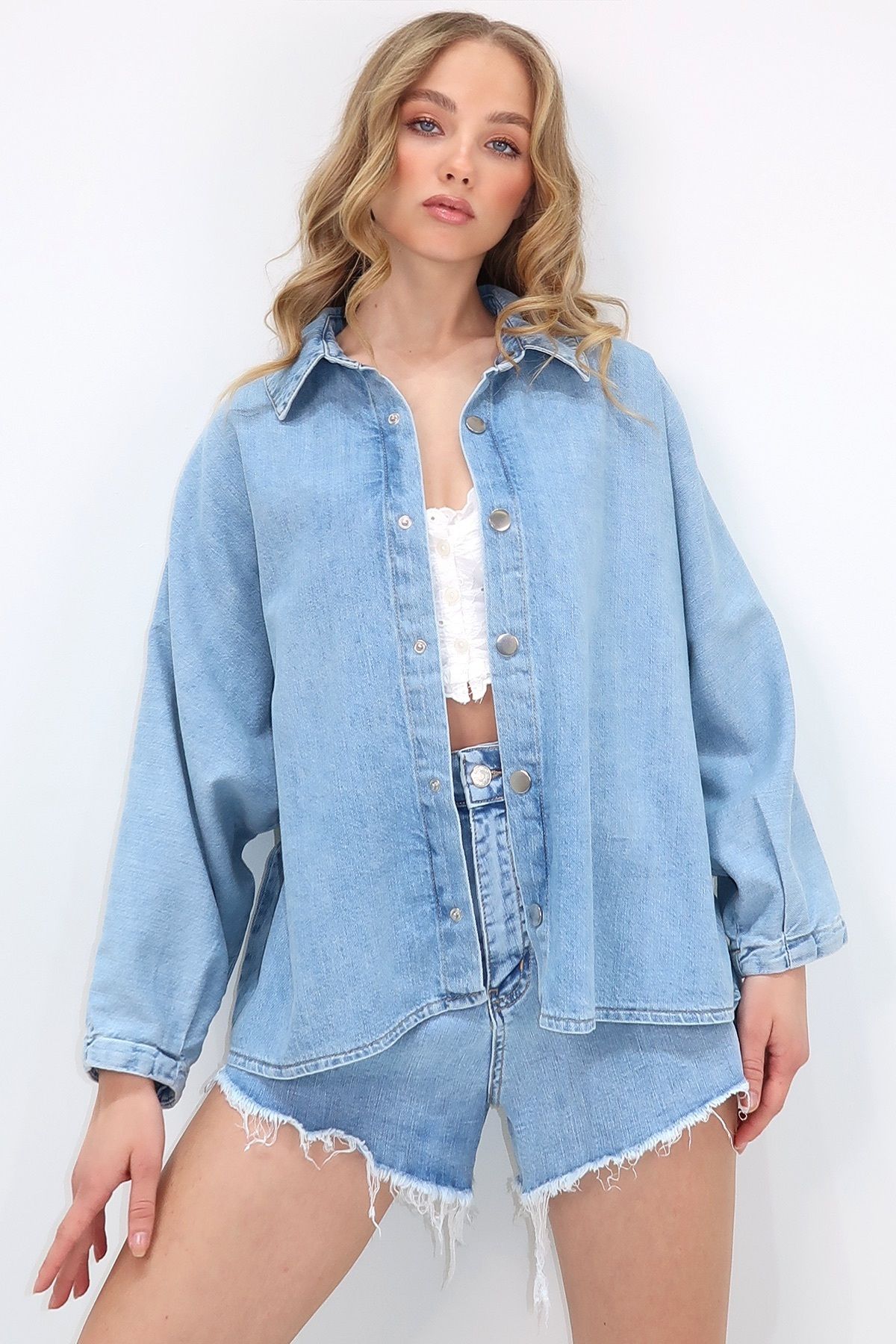 Trend Alaçatı Stili-Jasnoniebieska oversize'owa kurtka jeansowa - rękaw typu nietoperz, zapięcie na zatrzaski, sezonowa Alc-X13656 4