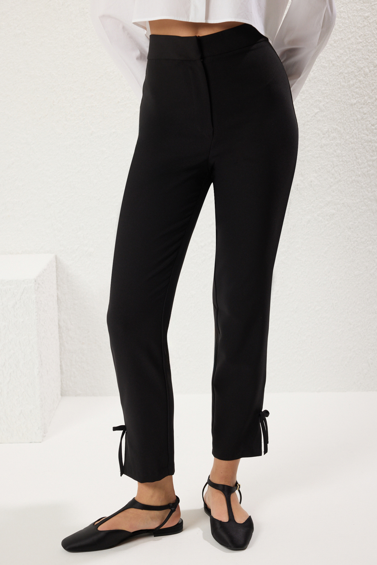 Trendyolmilla  Siyah Cigarette Paçaları Fiyonk Detaylı Dokuma Pantolon TWOSS25PL00090 - Görsel 4