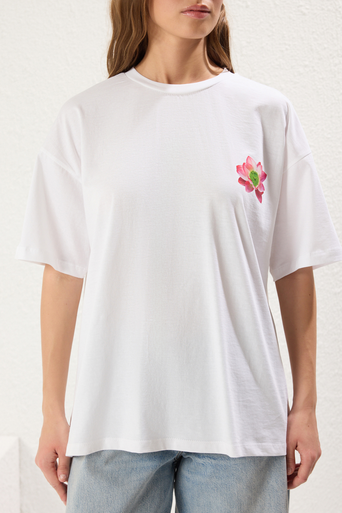 Trendyolmilla  Beyaz %100 Kalın Pamuklu Oversize/Geniş Kalıp Ön Arka Çiçek Baskılı Örme T-Shirt TWOSS25TS00099 - Görsel 3