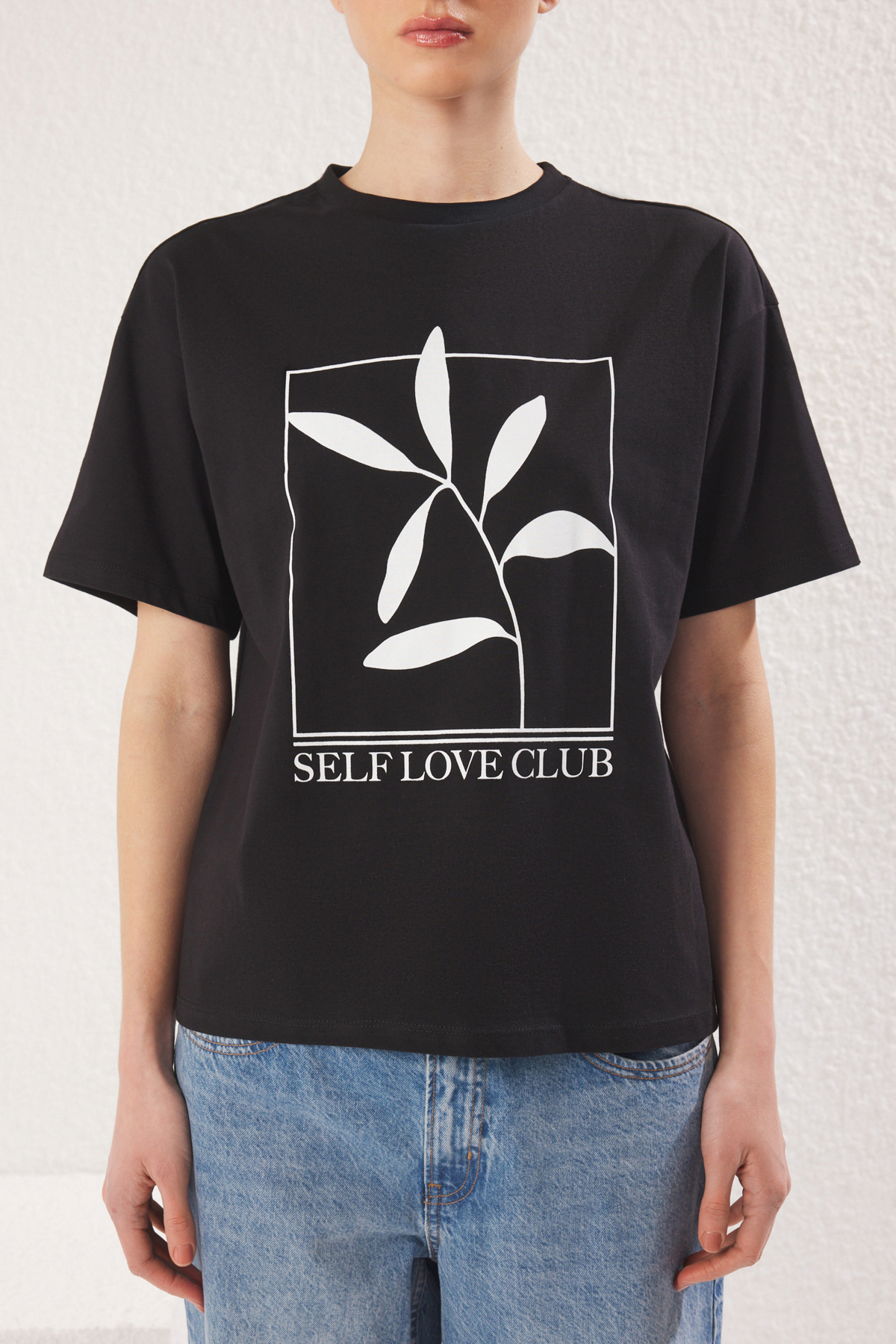 Trendyolmilla  Siyah %100 Pamuk Baskılı Relaxed/Geniş Rahat Kesim Bisiklet Yaka Örme T-Shirt TWOSS23TS00267 - Görsel 3