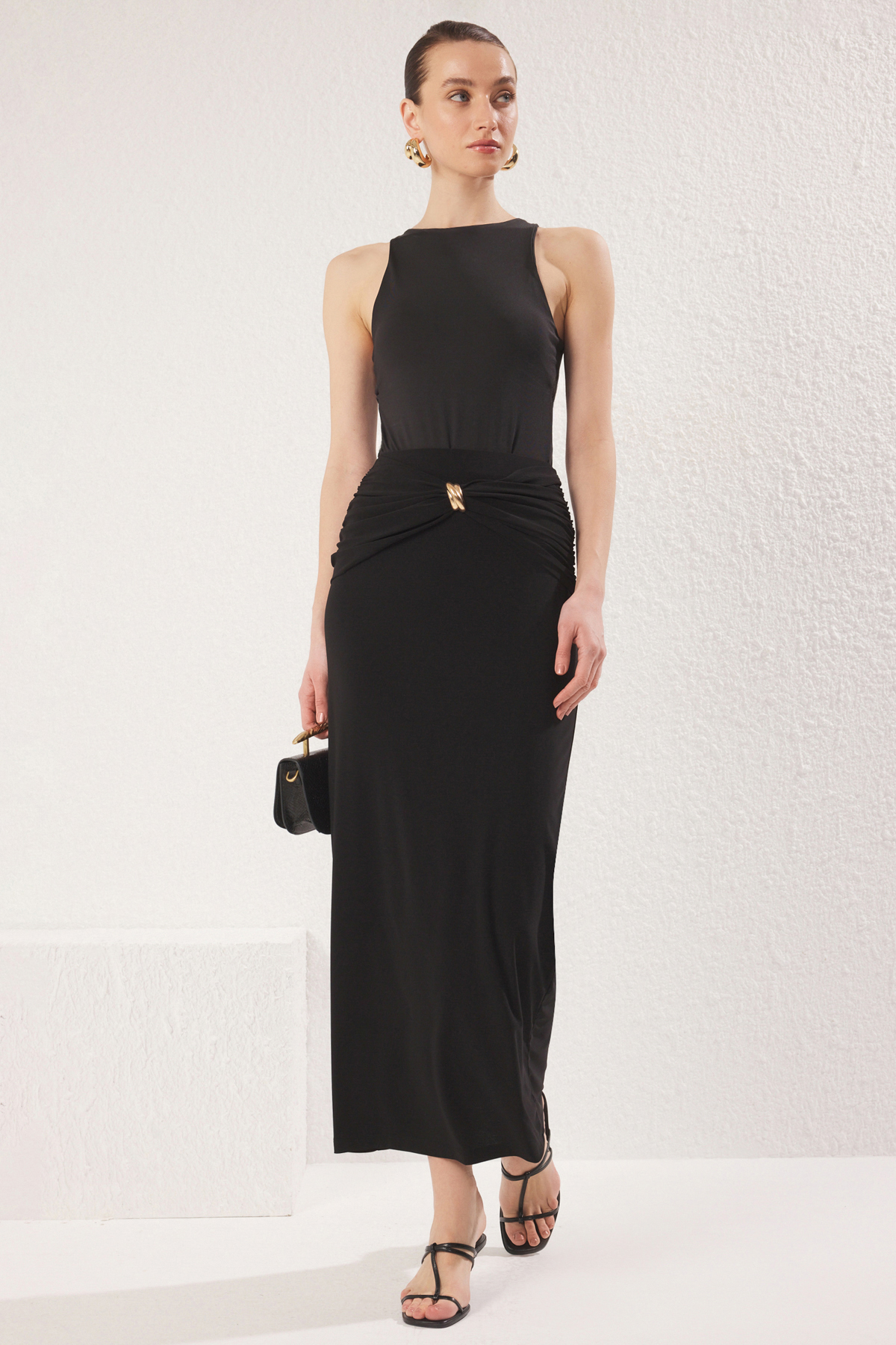 Trendyolmilla  Siyah Gold Aksesuar Detaylı Esnek Maxi Örme Balık Etek TWOSS25ET00110 - Görsel 2