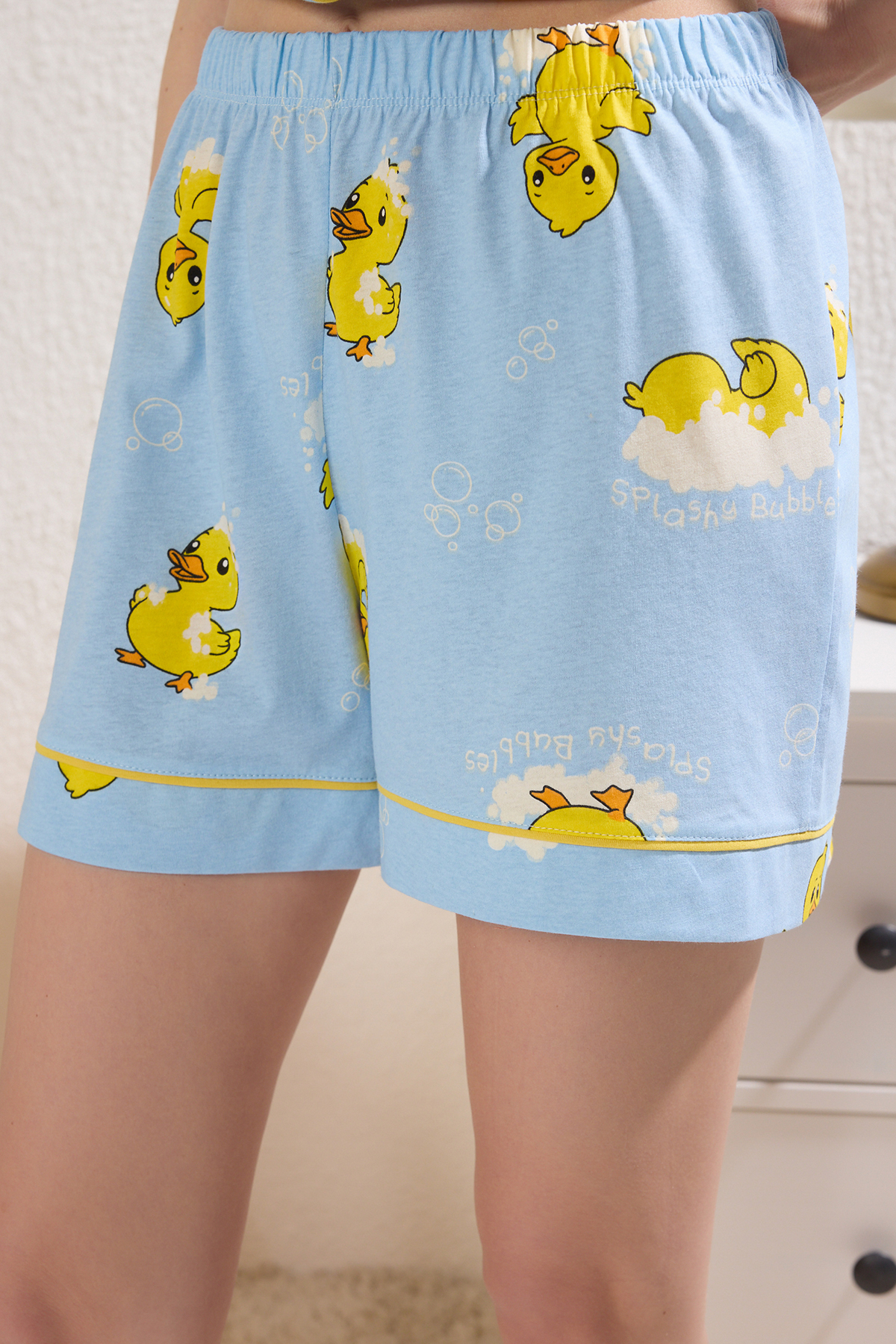 Trendyolmilla  Mavi %100 Pamuklu Ördek Desenli Biyeli Şortlu Örme Pijama Takımı THMSS25PT00300 - Görsel 5