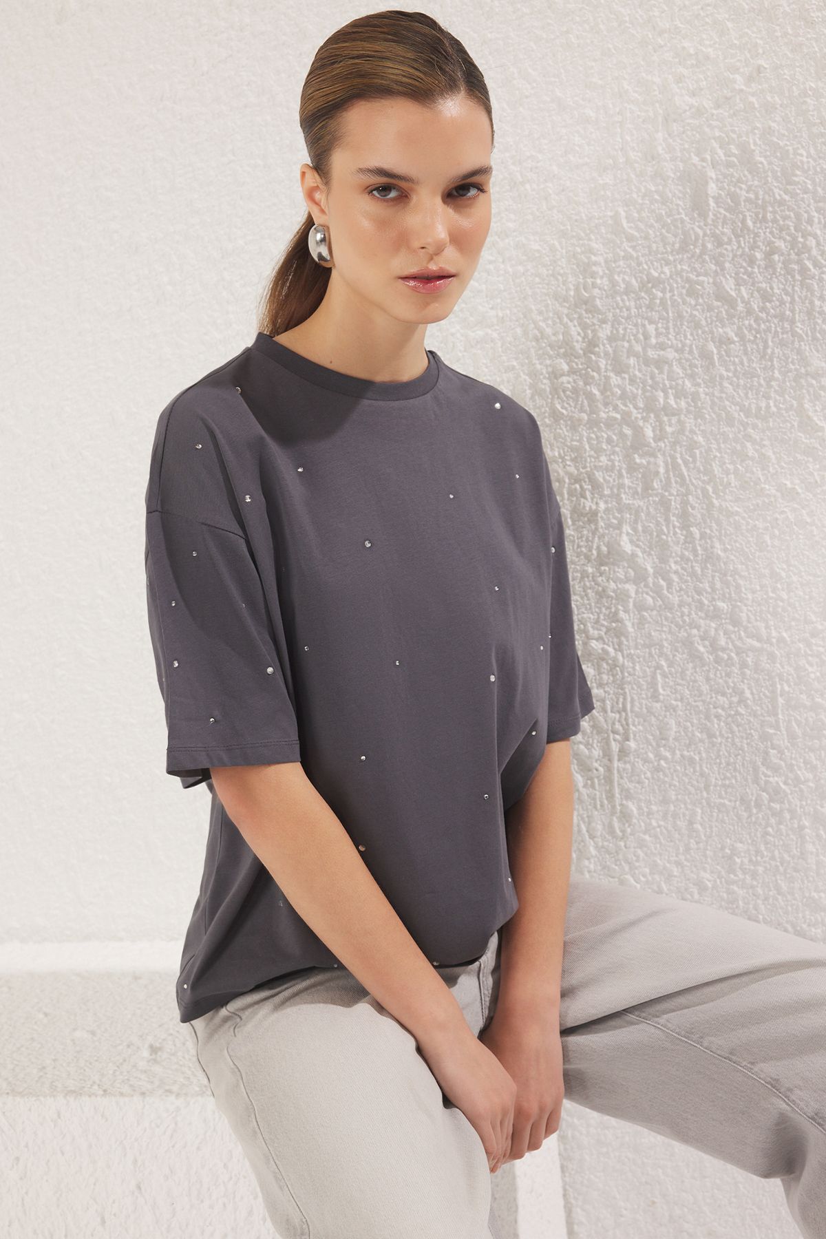 Trendyol Collection-Anthracite 100% Cotton Stone Detailed Relaxed/Wide Relaxed Fit Crew Neck Knitted T-Shirt Twoss23Ts00153 2