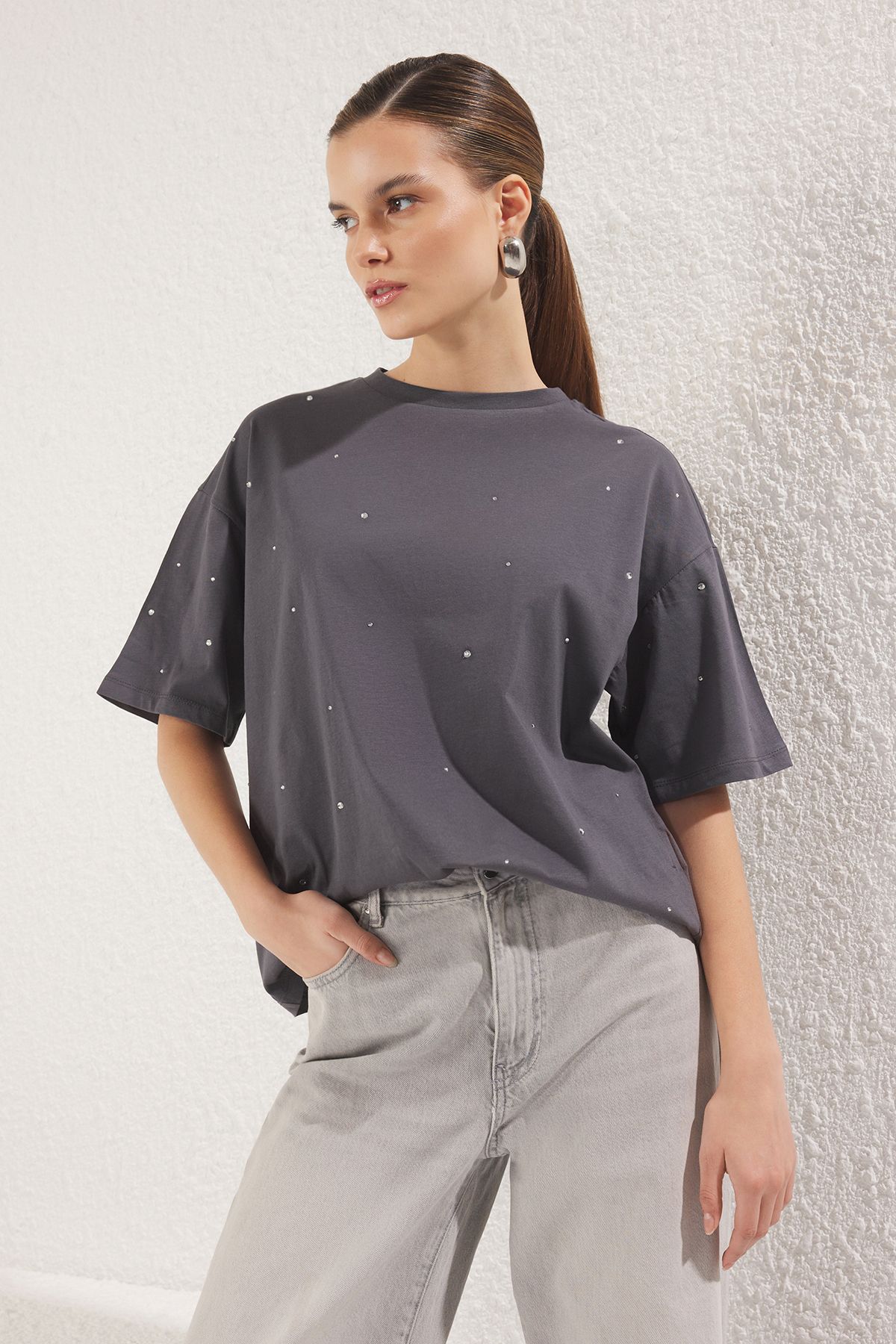 Trendyol Collection Anthrazitfarbenes Strick-T-Shirt aus 100 % Baumwolle mit Steindetails, entspannter/breiter, entspannter Passform und Rundhalsausschnitt TWOSS23TS00153