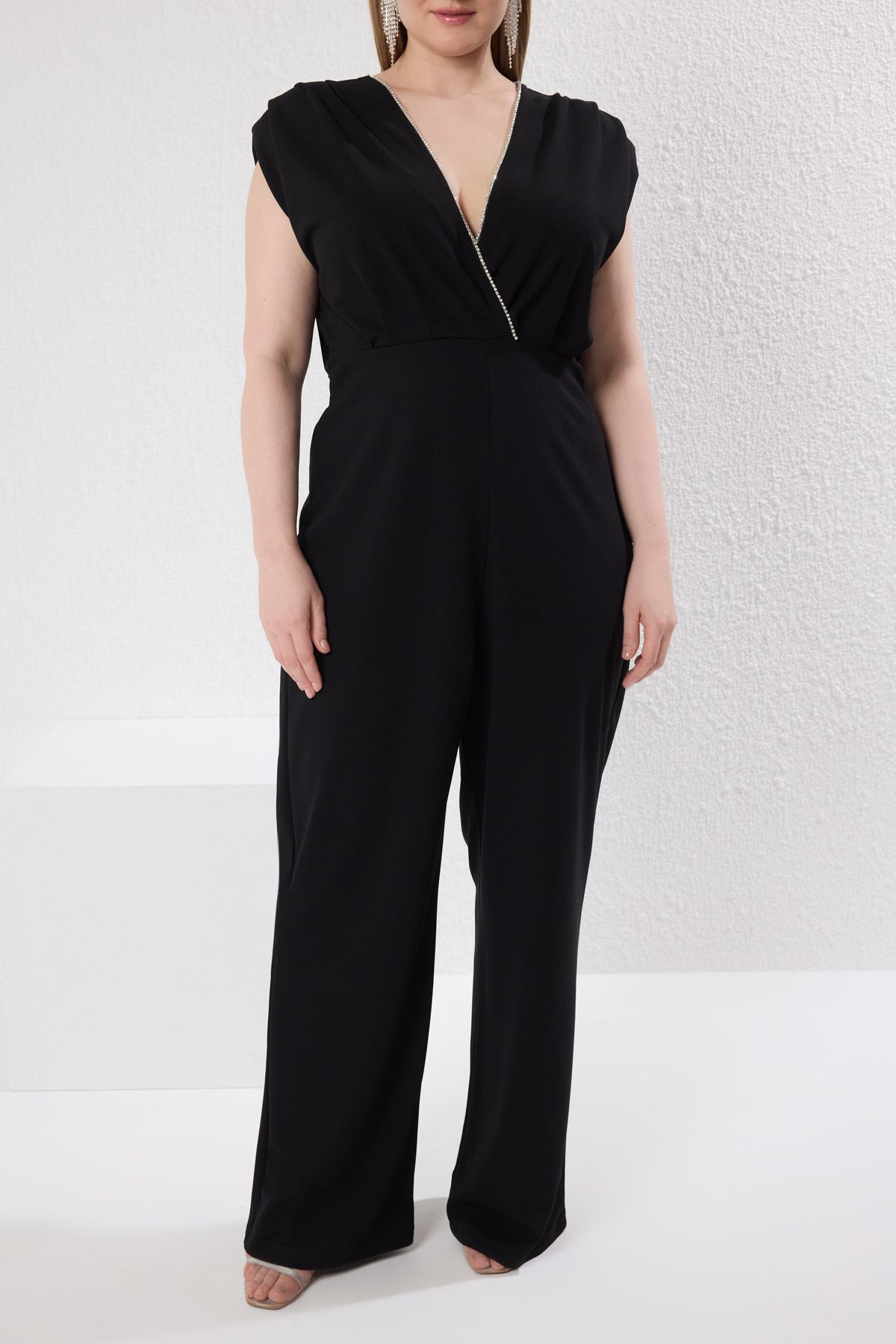 Trendyol Curve-Schwarzer Strickoverall mit zweireihigem Ausschnitt und Strasssteinen in Übergröße TBBSS25BG00012 3