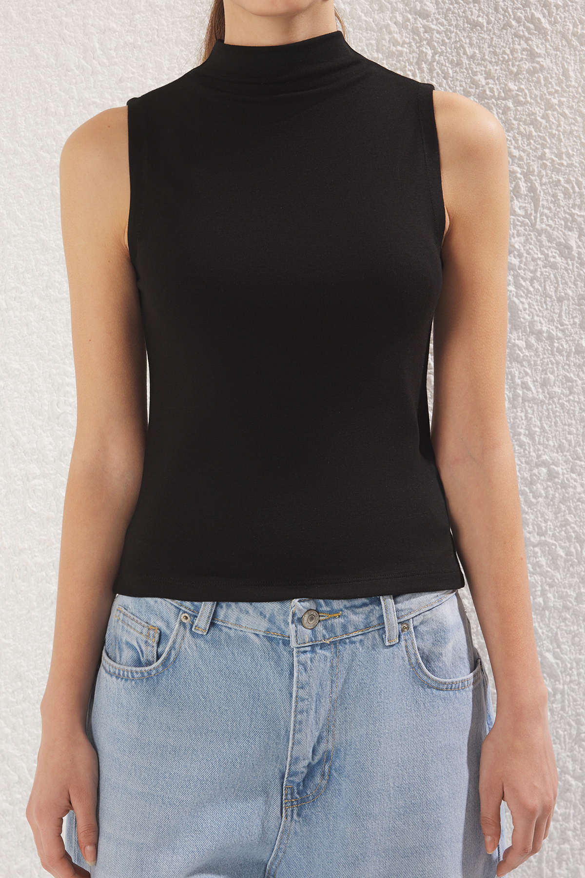 Trendyolmilla  Siyah Dik Yaka Sıfır Kol Süper Esnek Regular Boy Örme Bluz TWOSS25BZ00200 - Görsel 3