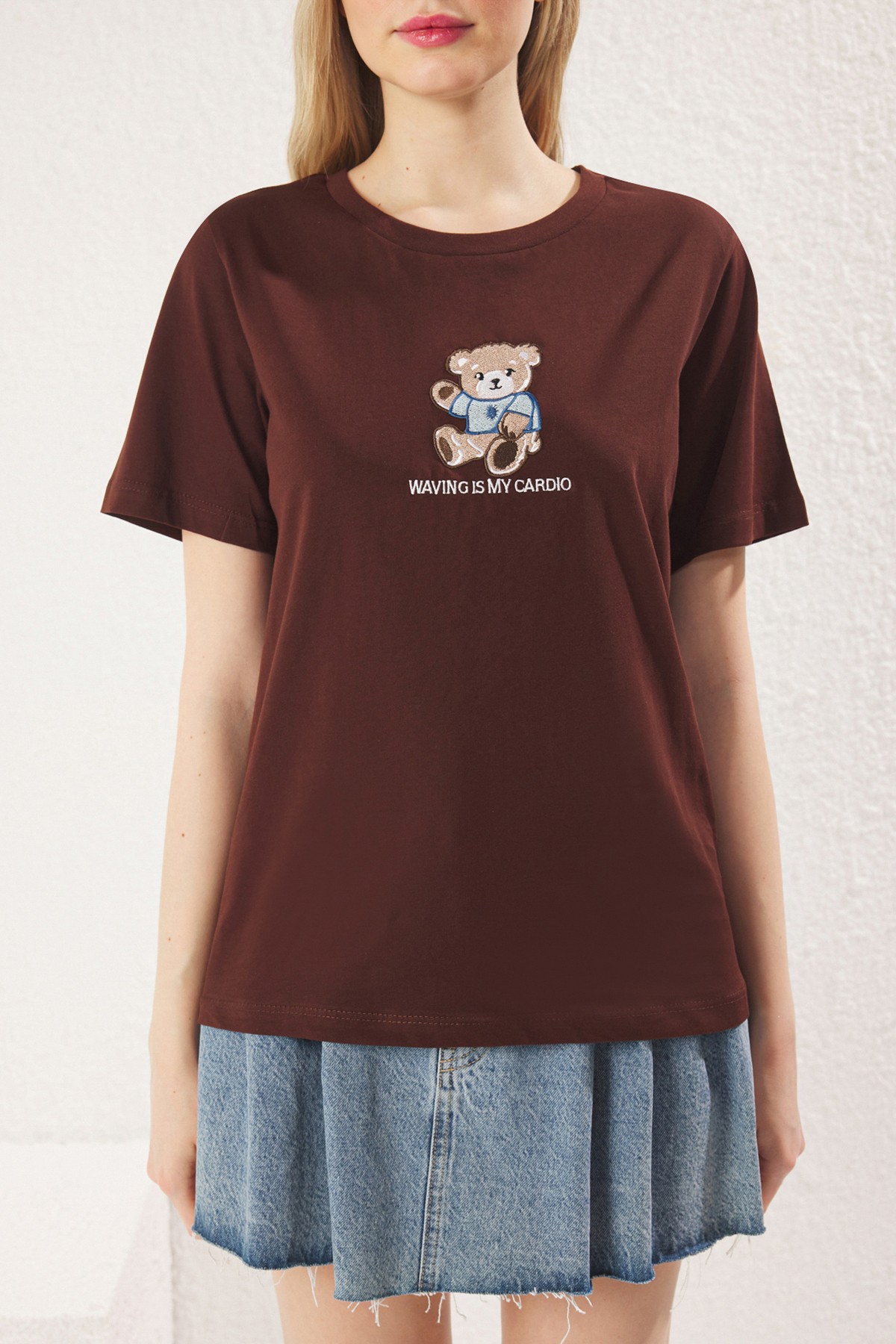 Trendyolmilla  Kahverengi %100 Pamuk Regular/Normal Kalıp Ayıcık Nakışlı Örme T-Shirt TWOSS25TS00088 - Görsel 3