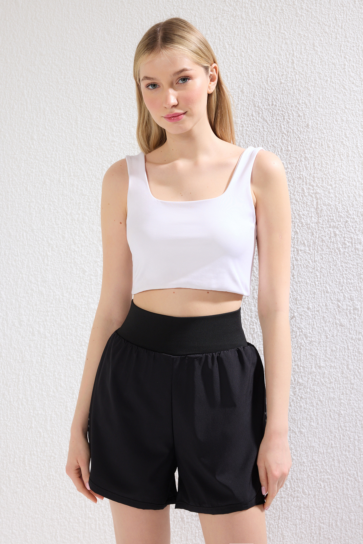 Trendyolmilla  Siyah Reflektör Baskı Detaylı 2 Katmanlı İçi Şortlu Örme Spor Şort THMSS25SR00001 - Görsel 3