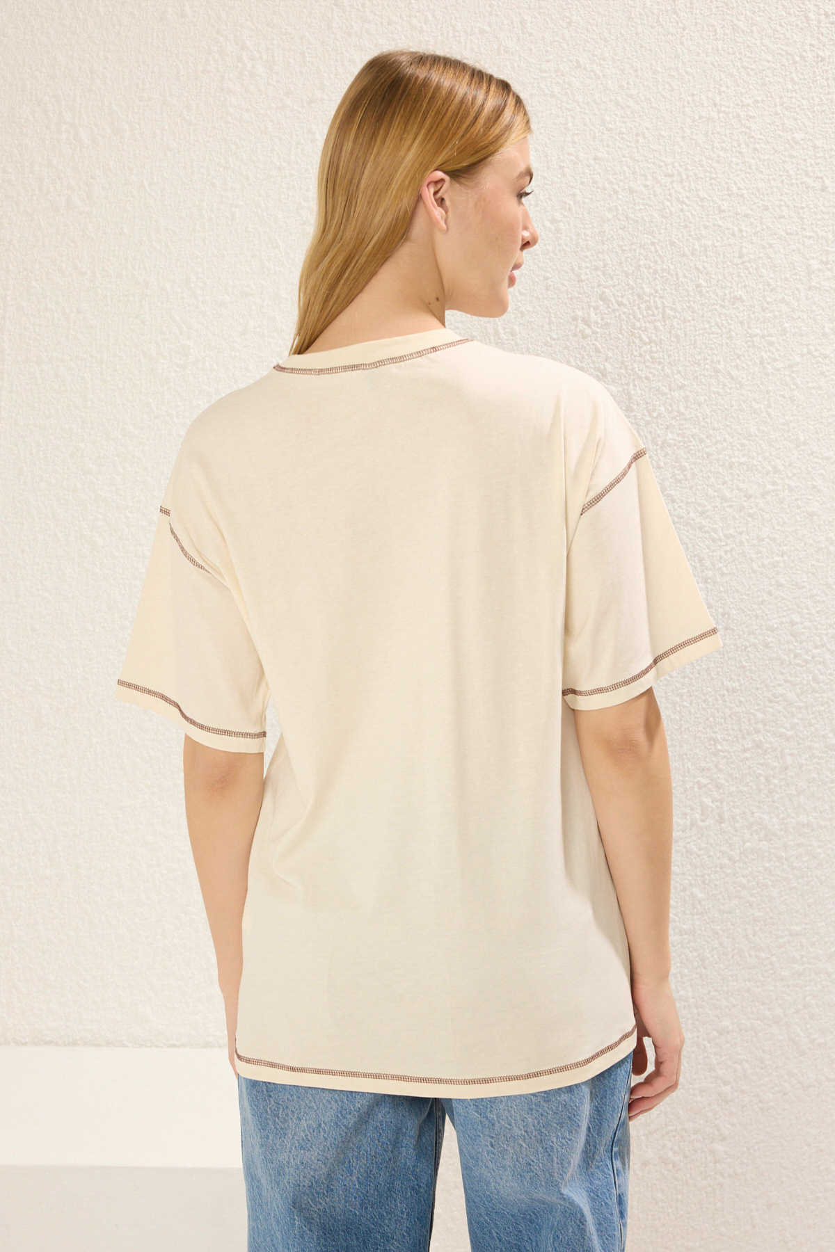 Trendyolmilla  Taş %100 Pamuk Karkoya Dikiş Detaylı Oversize/Geniş Kesim Örme T-Shirt TWOSS24TS00184 - Görsel 4