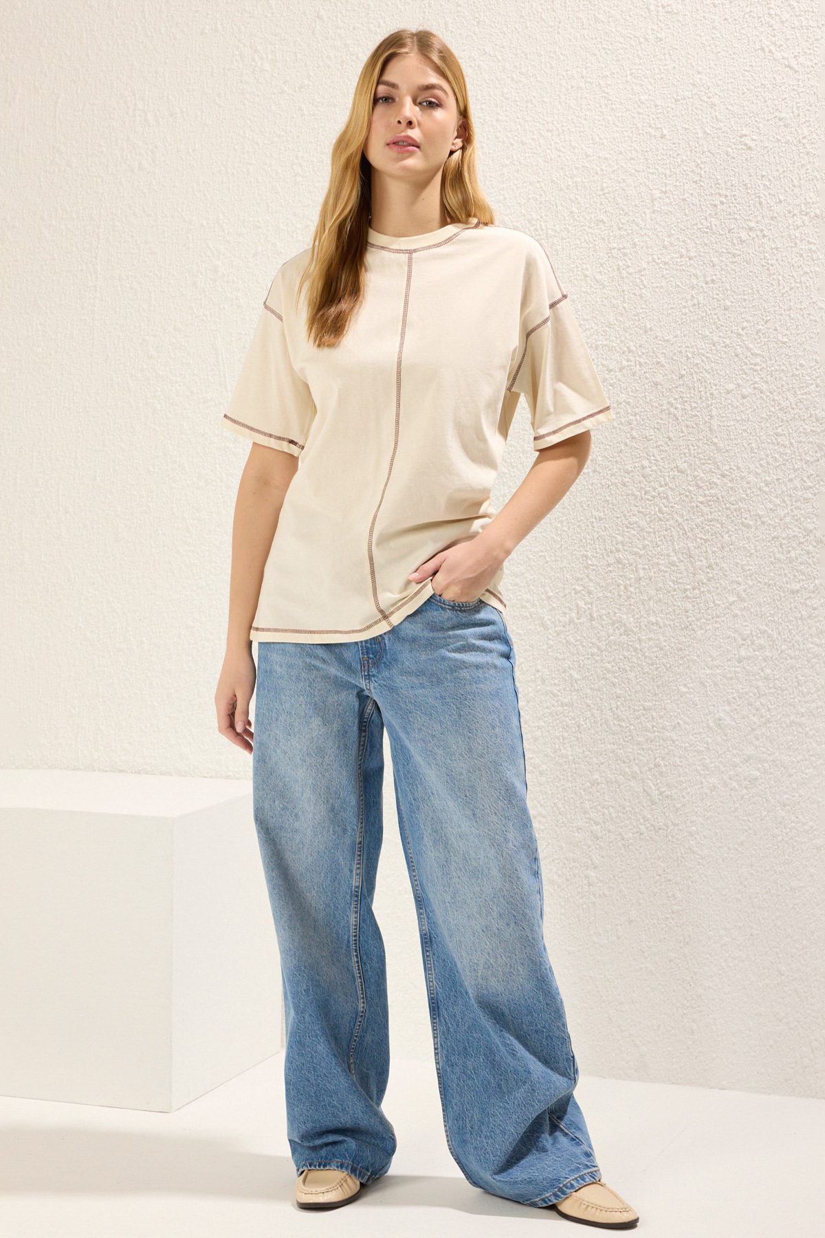 Trendyolmilla  Taş %100 Pamuk Karkoya Dikiş Detaylı Oversize/Geniş Kesim Örme T-Shirt TWOSS24TS00184 - Görsel 2