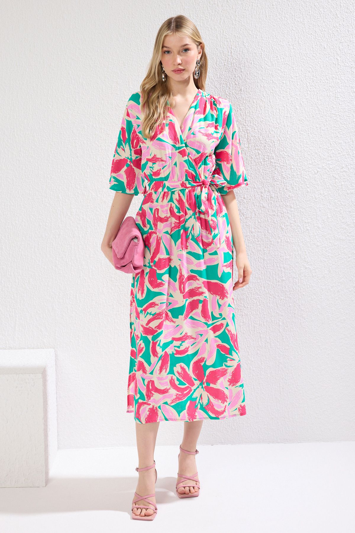 Trendyol Collection Sukienka Midi W Kwiaty W Kolorze Różowym - Linia A, Dekolt Dwurzędowy Twoss24el00915 Kobieta - 34