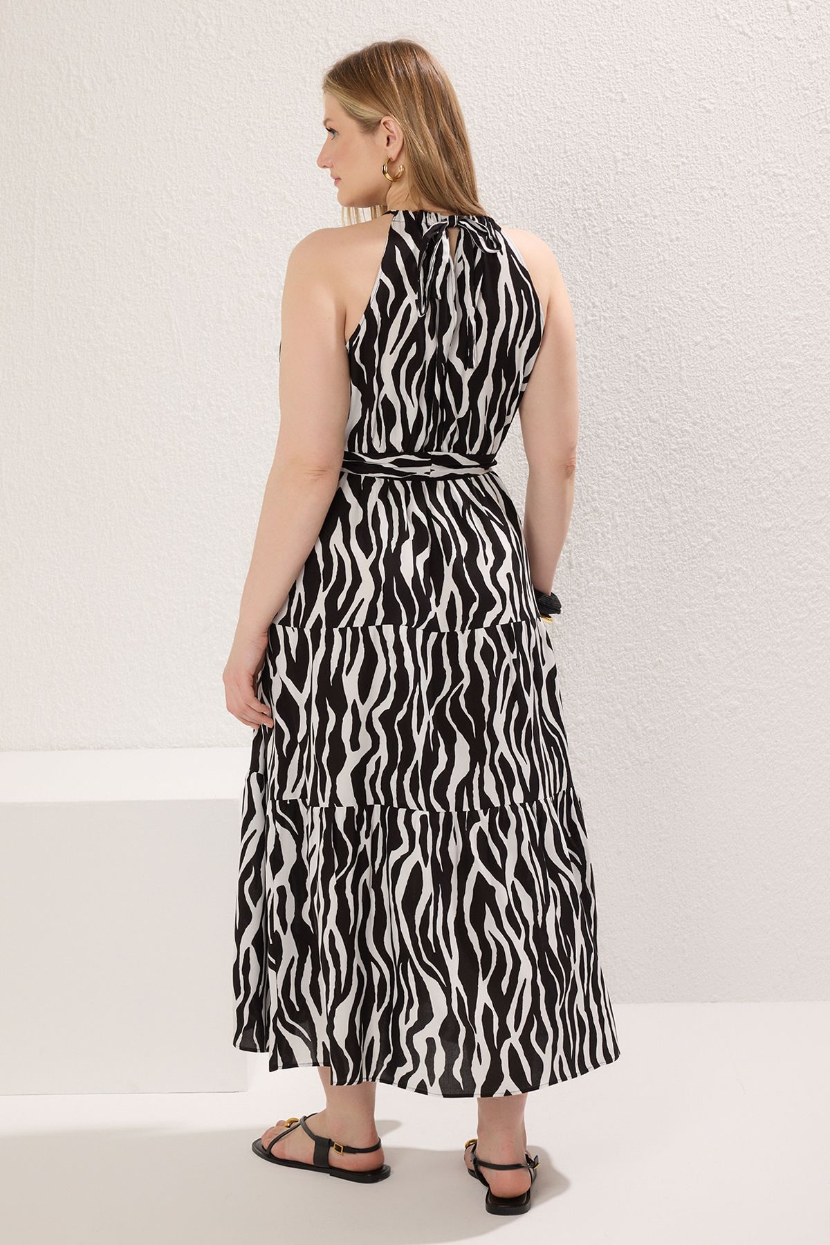 Trendyol Curve-Czarna sukienka midi z dekoltem halter i zwierzęcym wzorem, tkana w dużych rozmiarach TBBSS25AH00019 8