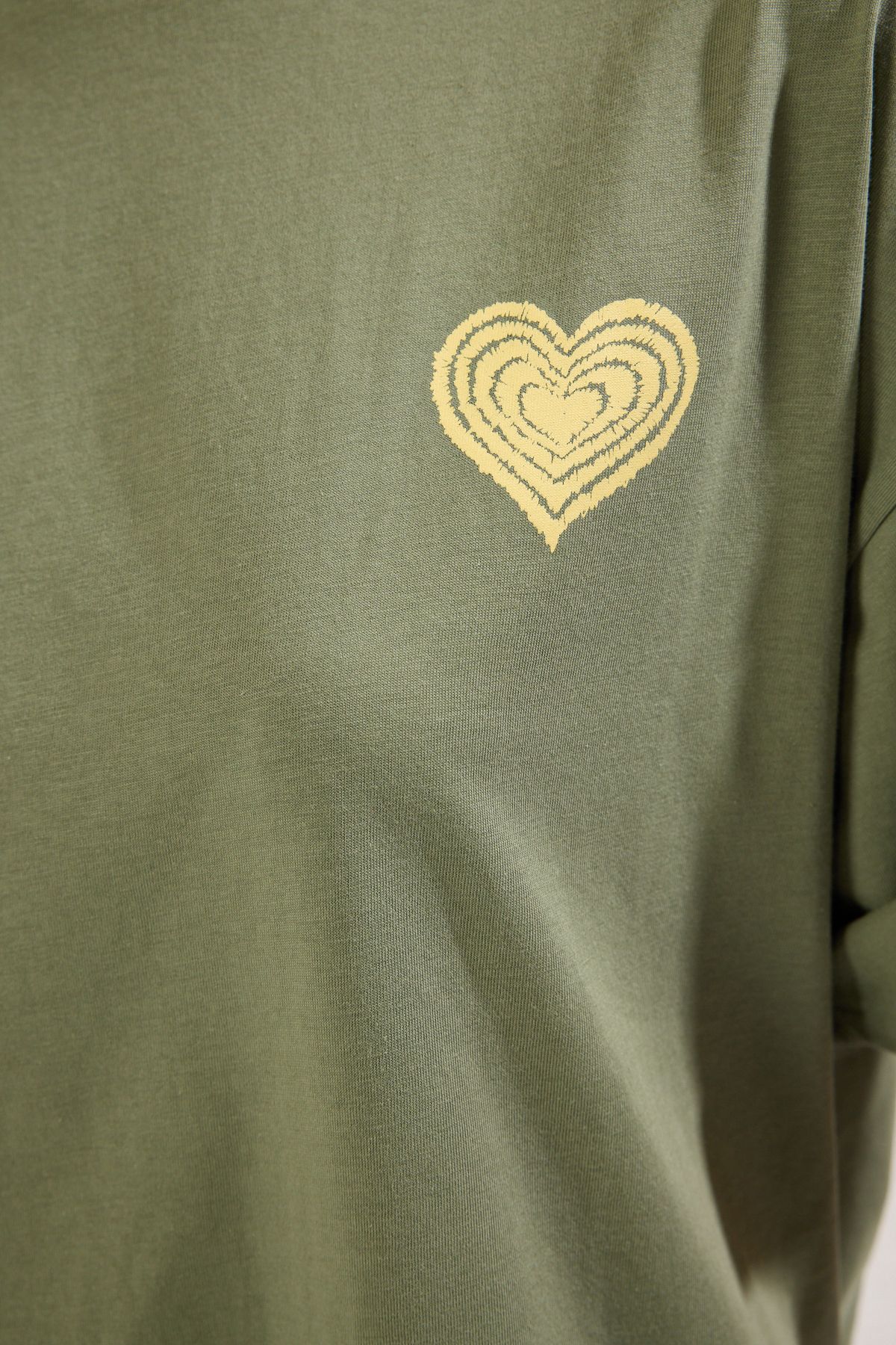 Trendyol Collection-Oversize bavlněné tričko s reliéfním potiskem v khaki barvě - TWOSS23TS00355 3