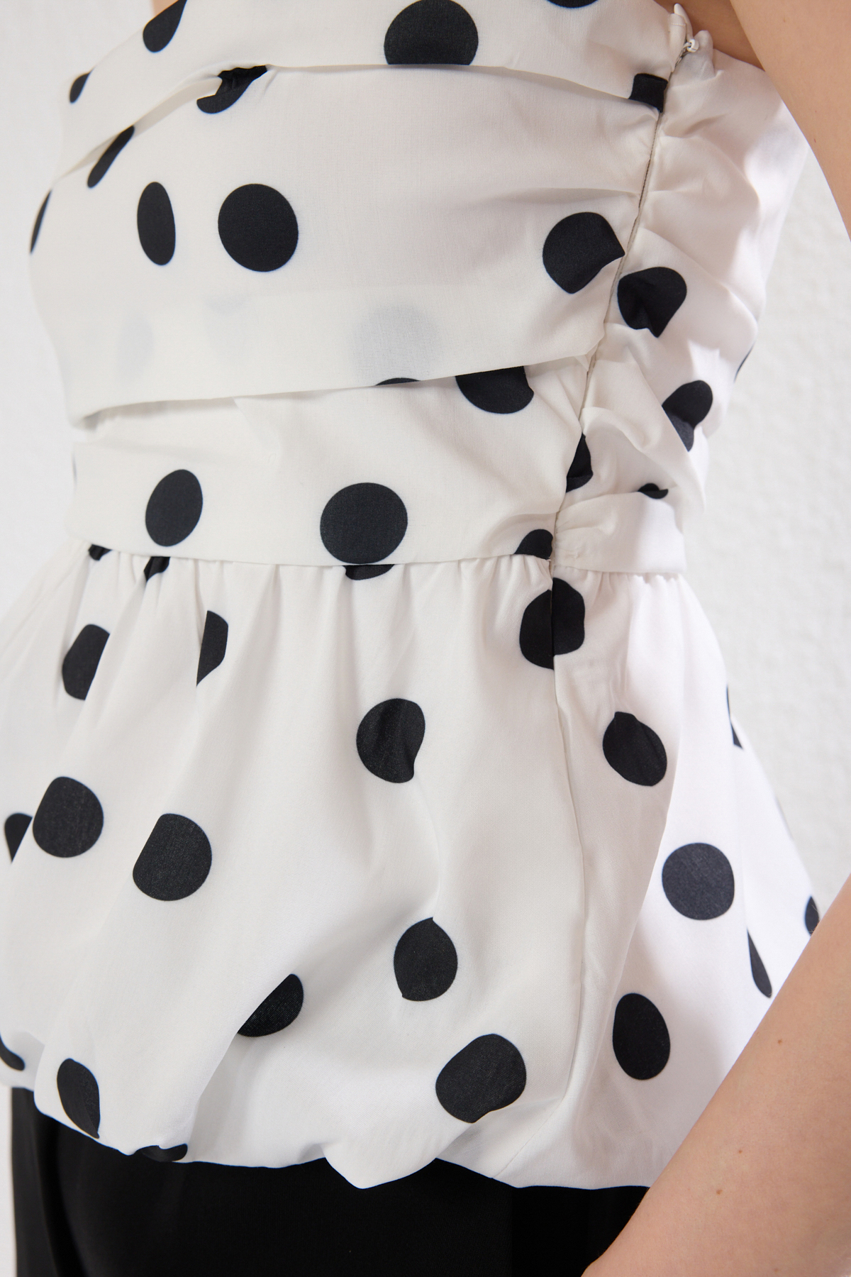 Trendyolmilla  Beyaz Straplez Balon Kalıp Puantiyelli Dokuma Bluz TWOSS25BZ00423 - Görsel 3