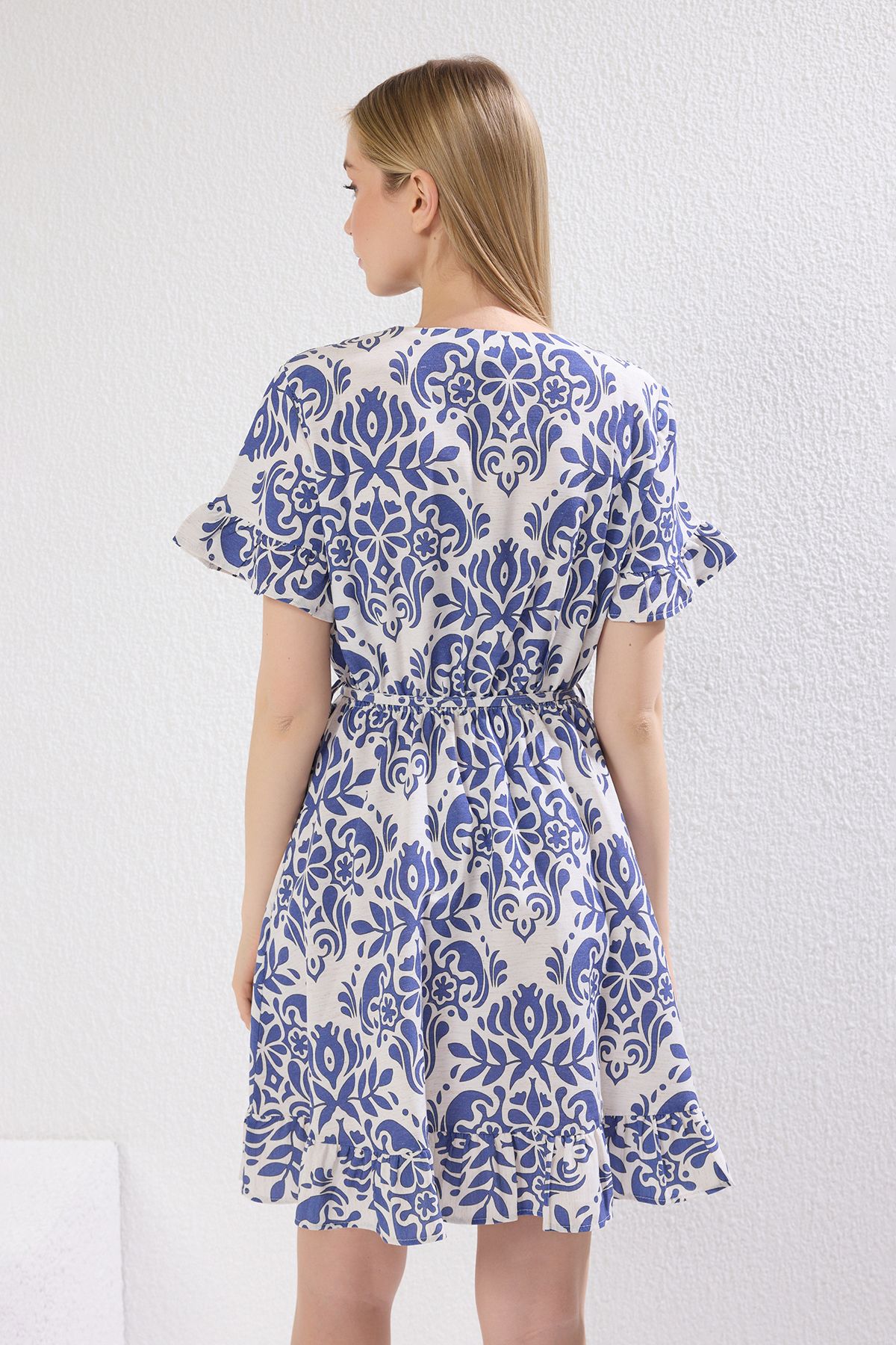 Trendyol Collection-Ecrufarbenes, gewebtes Minikleid mit Rock und Taillenöffnung im ethnischen Muster TWOSS24EL00760 4