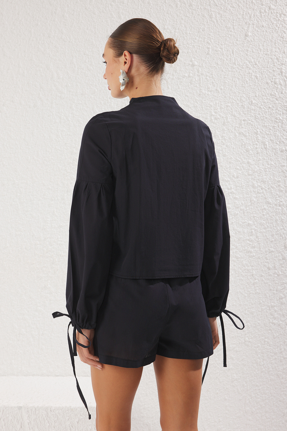 Trendyolmilla  Soyut Desenli Dokuma Bağlama Detaylı %100 Pamuk Plaj Gömlek-Şort Takım TBESS25AU00014 - Görsel 4