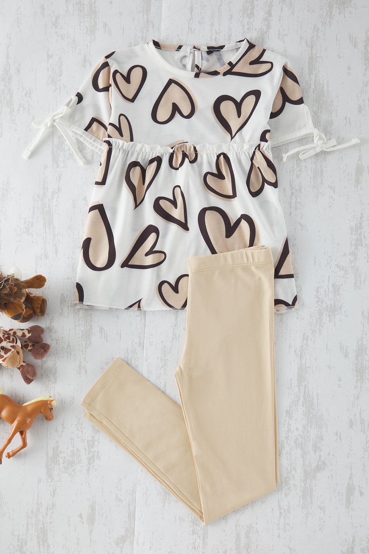 TRENDYOLKIDS Beżowy Serduszko Dzianinowy Dół-góra Garnitur Tkdss24au00032 Kobieta - 7–8 years