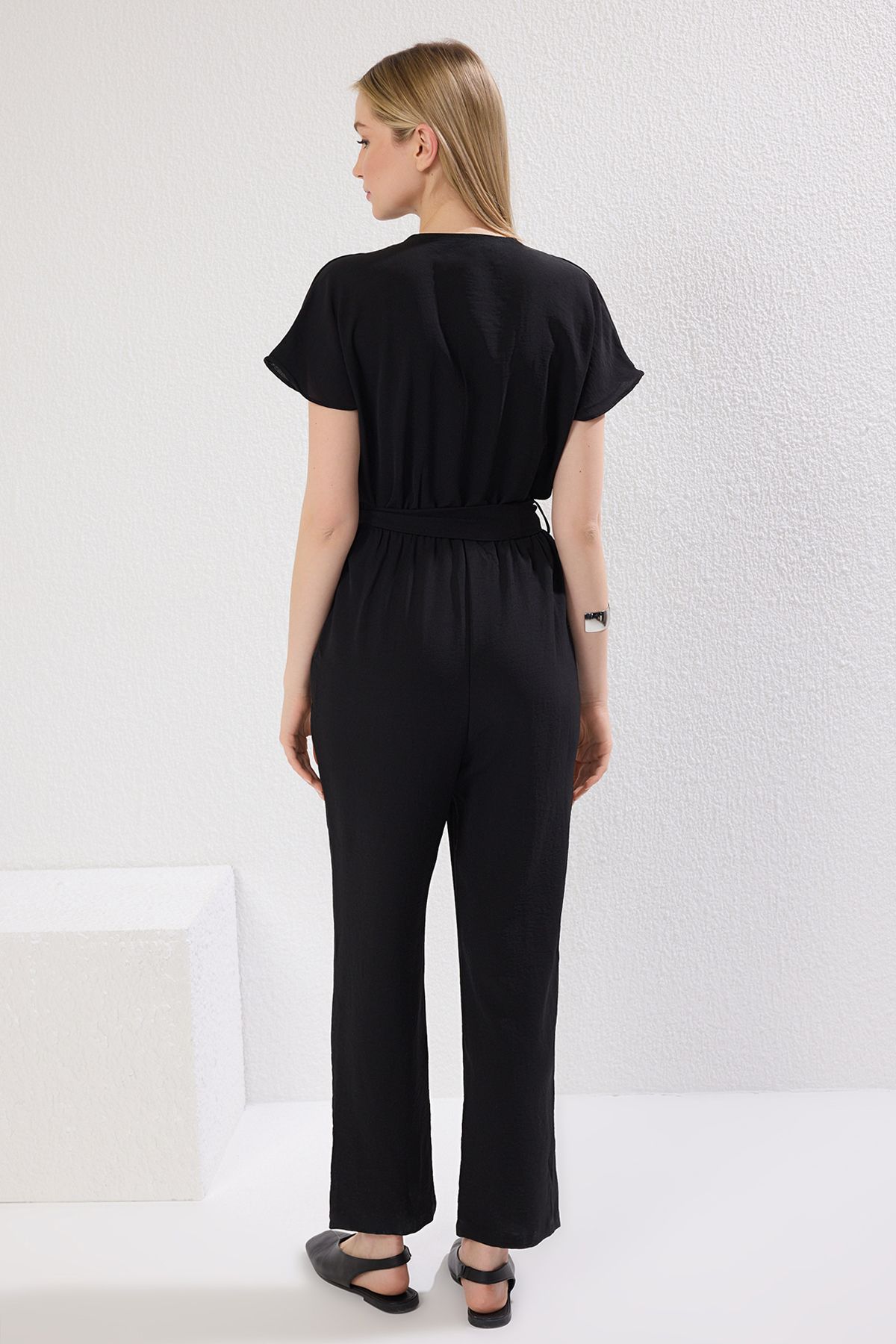 Trendyol Collection-Schwarzer Jumpsuit aus gewebtem Stoff mit zweireihigem Kragen und Röhrenbeinen und Schnürung TWOSS21TU0112 4