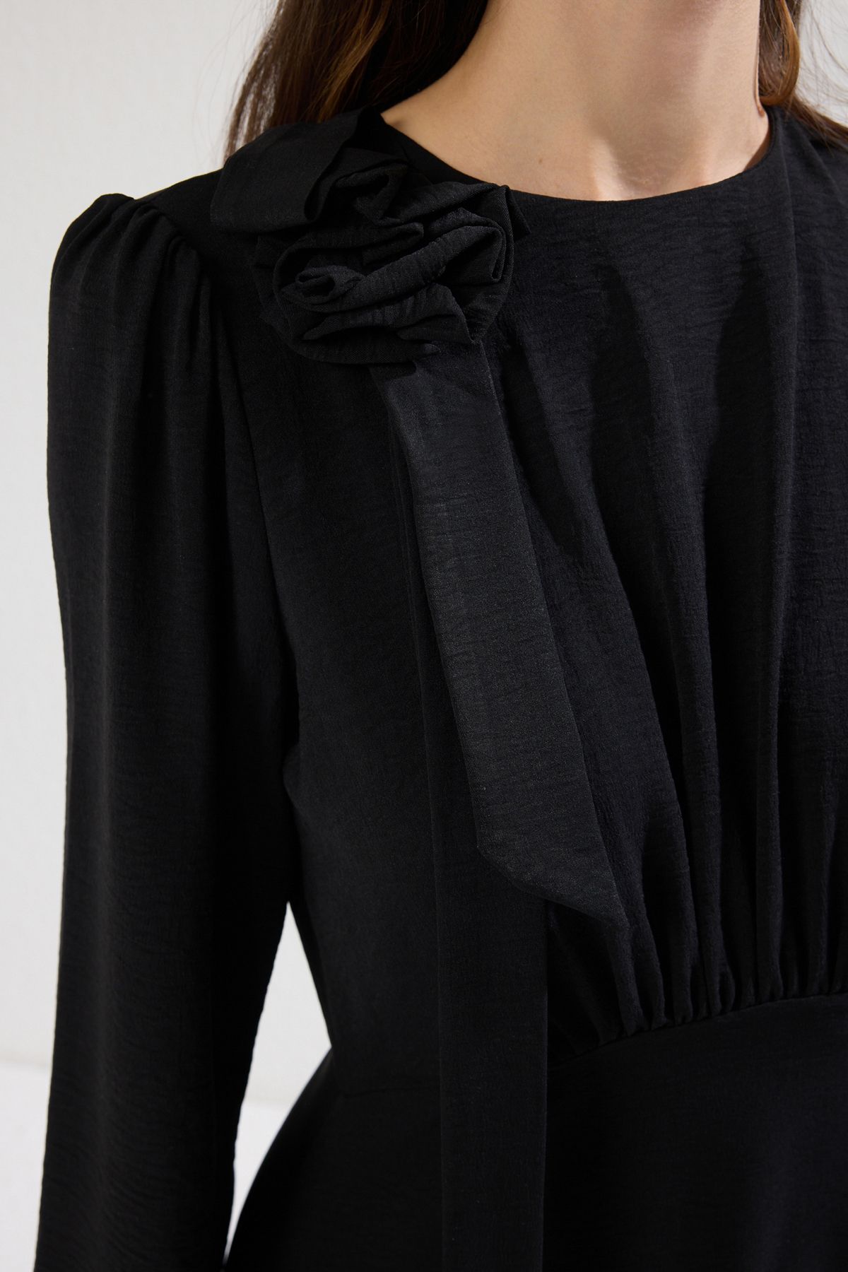 Trendyol Modest-Černé květinové detailní tkané šaty Aerobin TCTSS25EB00085 3