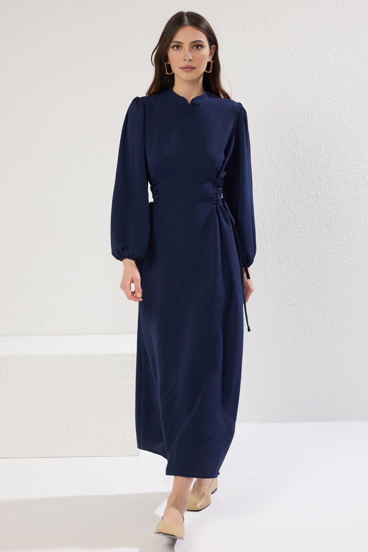 Trendyol Modest Granatowa sukienka z kołnierzykiem sędziowskim i talią Brit Aerobin Woven TCTSS25EB00082
