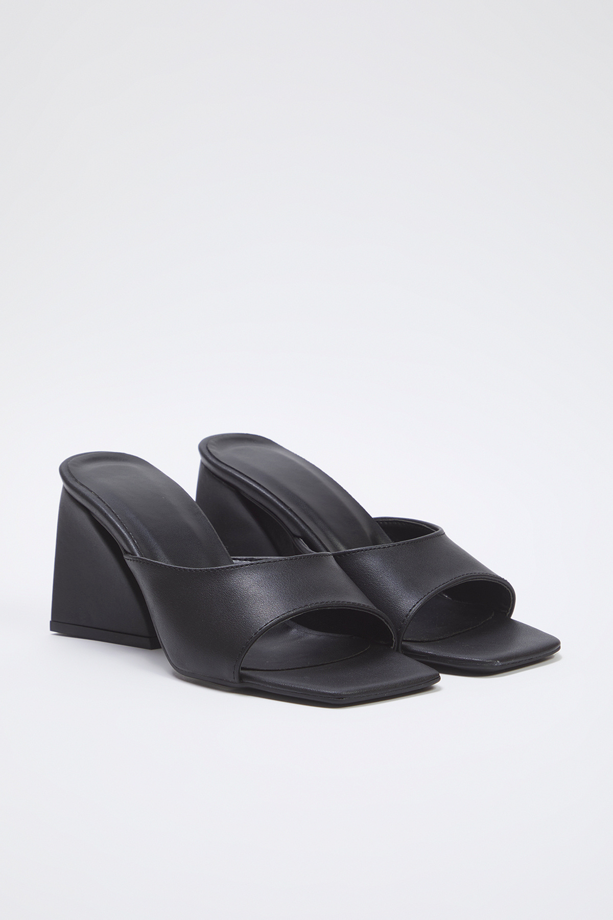 TRENDYOL SHOES-Schwarze asymmetrische Blockabsätze mit dickem Band und quadratischer Zehenpartie für Damen mit Absatz TAKSS25TO00009 3