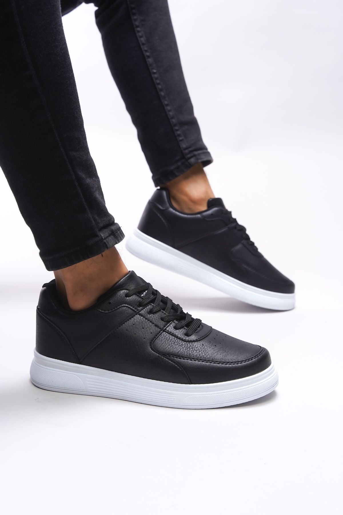 Riccon-Jamethil Men's Sneakers 0012110   Black and White 2