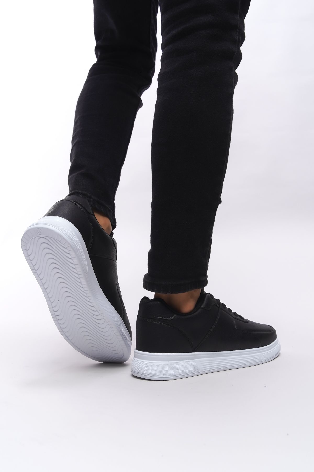 Riccon-Jamethil Men's Sneakers 0012110   Black and White 5