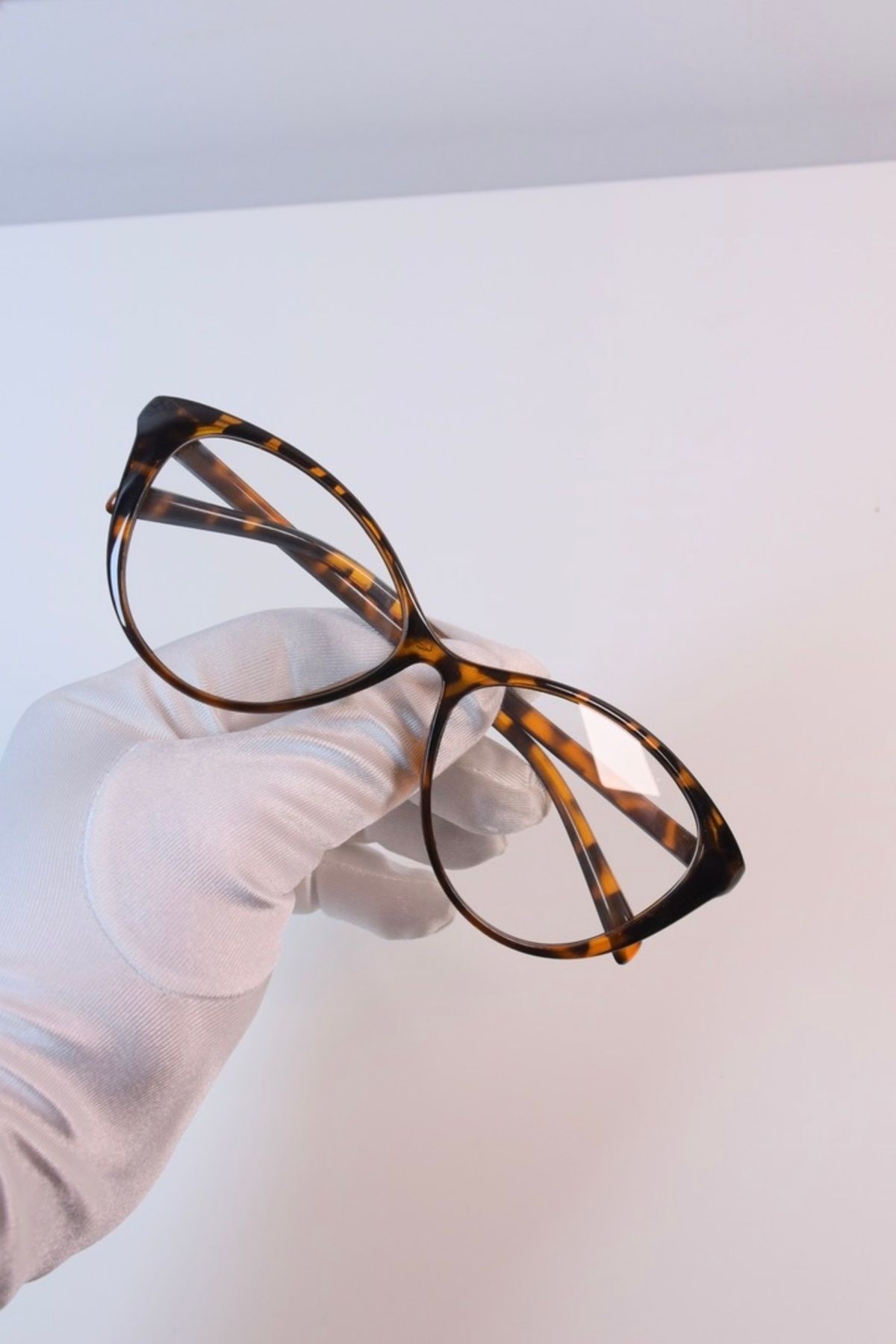 LOOKUP-The Cat Eye Glasses with Blue Light Protection are Optically Compatible and Relax in Computer Television vs. Use. 3