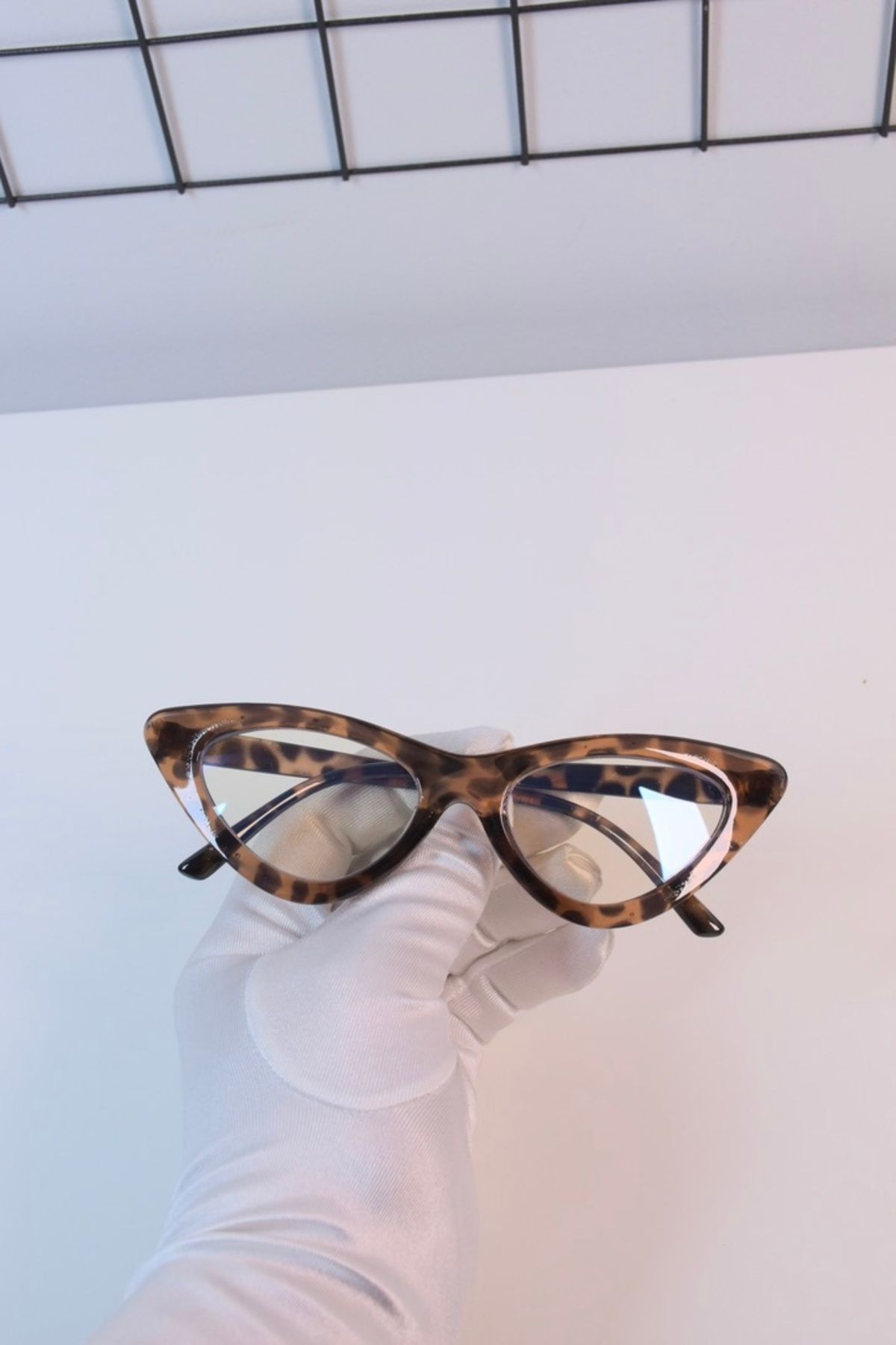 LOOKUP-The Cat Eye Glasses with Blue Light Protection are Optically Compatible and Relax in Computer Television vs. Use. 4