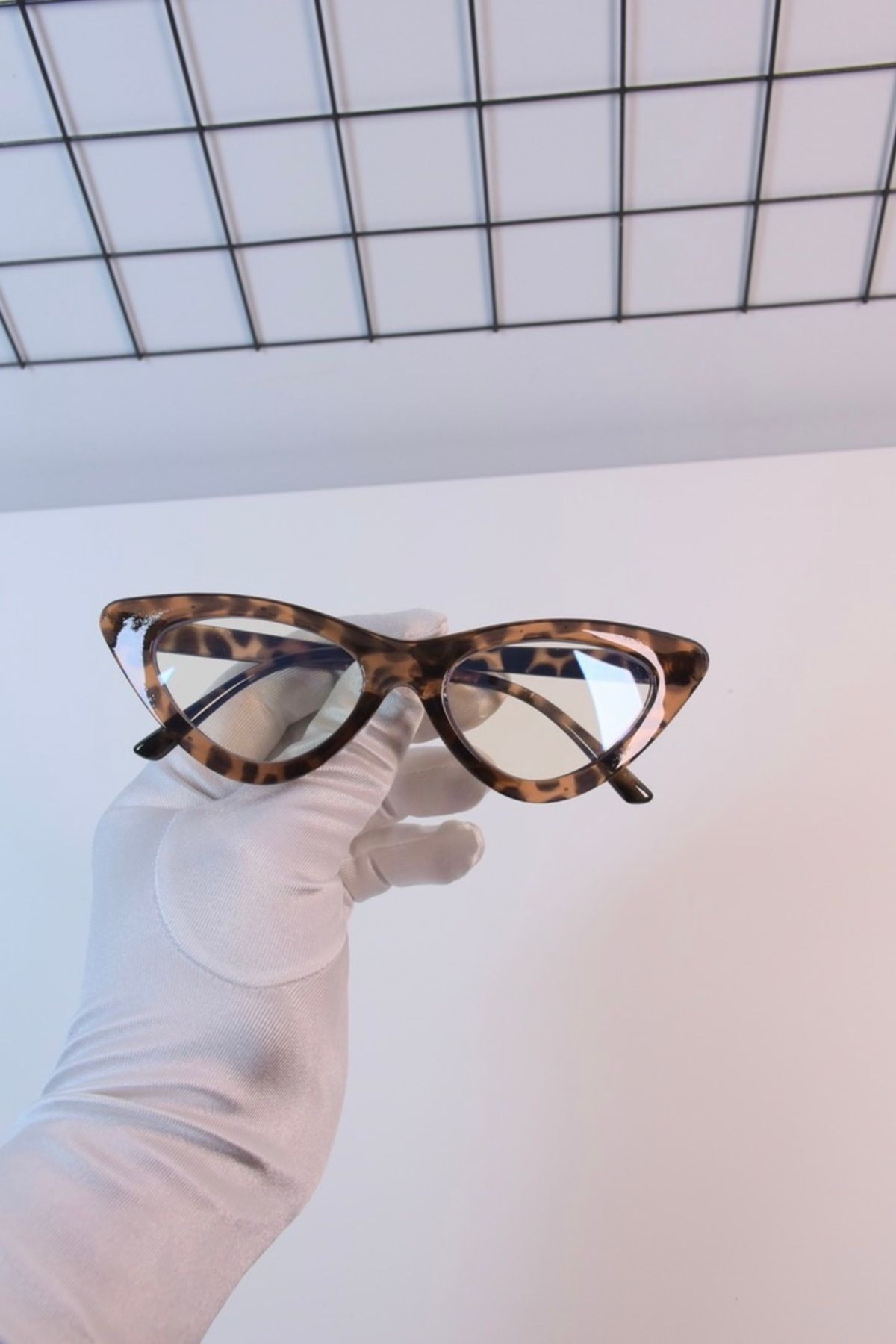 LOOKUP-The Cat Eye Glasses with Blue Light Protection are Optically Compatible and Relax in Computer Television vs. Use. 2