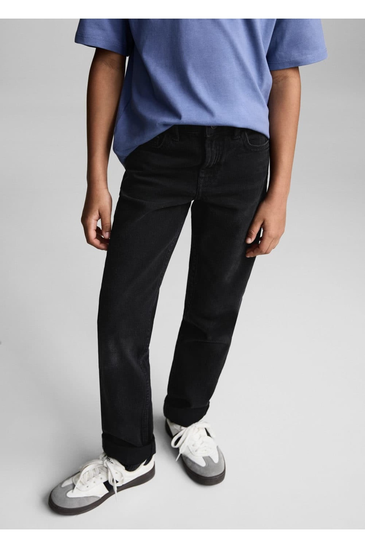 Paçaları kıvrık düz kesim jean