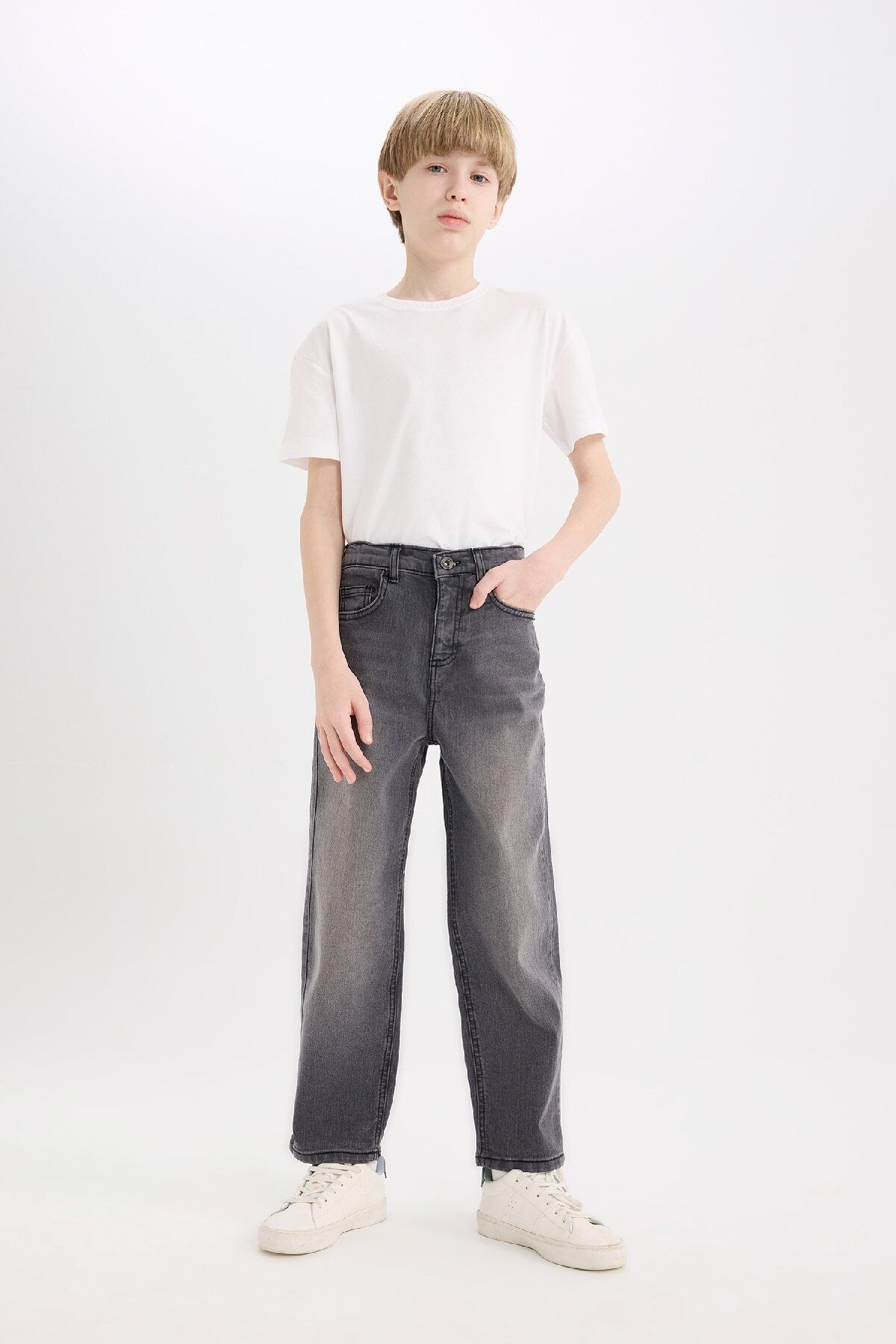 DeFacto Jeansy Chłopięce Loos Fit Straight Leg Basic Z Cekinami D6489a825sm Mężczyzna - 8-9 lat