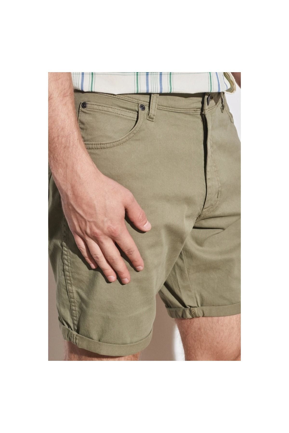 WRANGLER-شورت كاكي للرجال 3